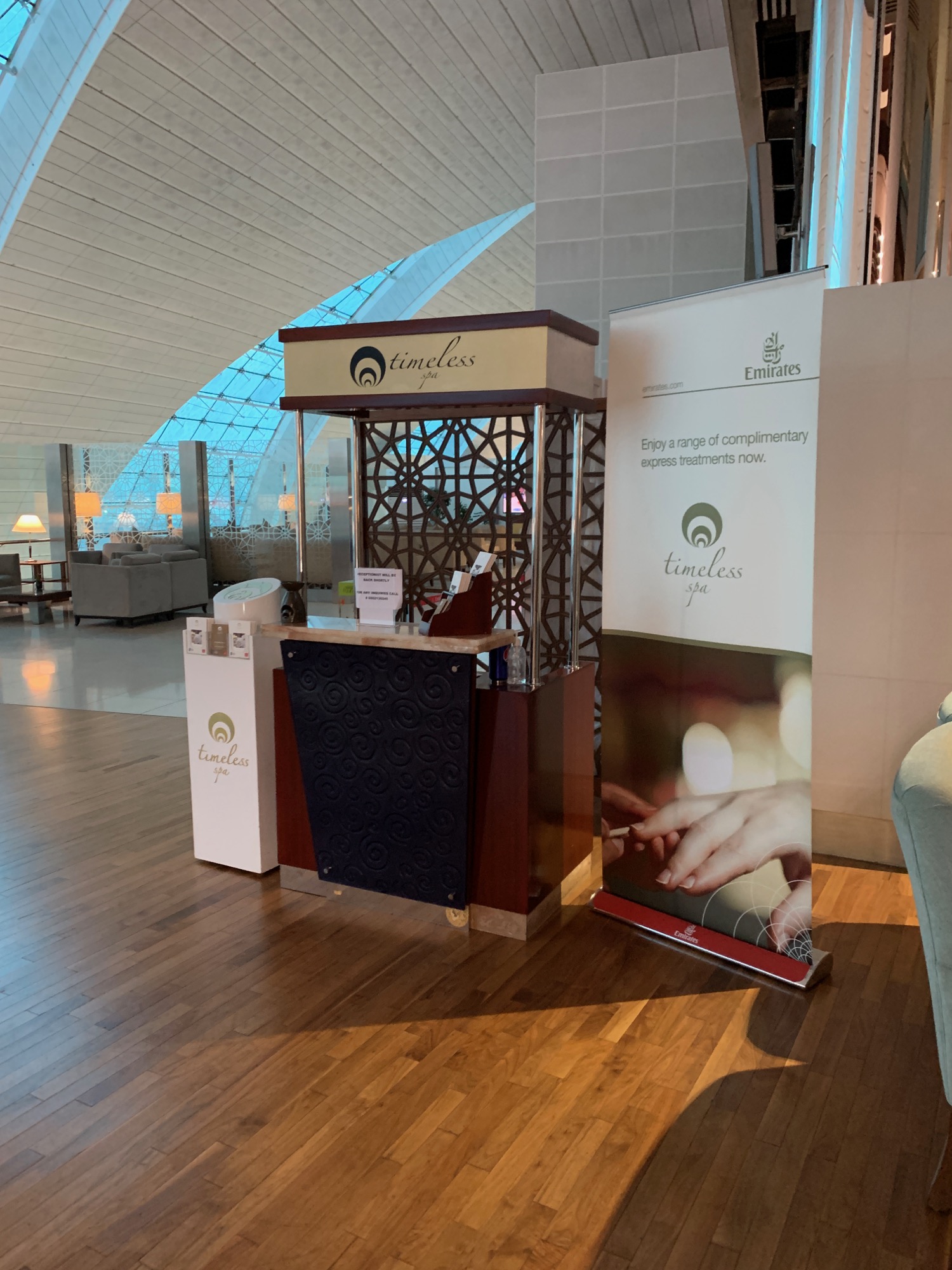 Review Emirates First Class Lounge Dubai B Concourse Live And Let