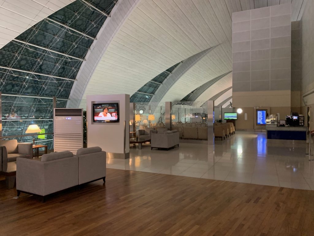 Review Emirates First Class Lounge Dubai B Concourse Live And Let