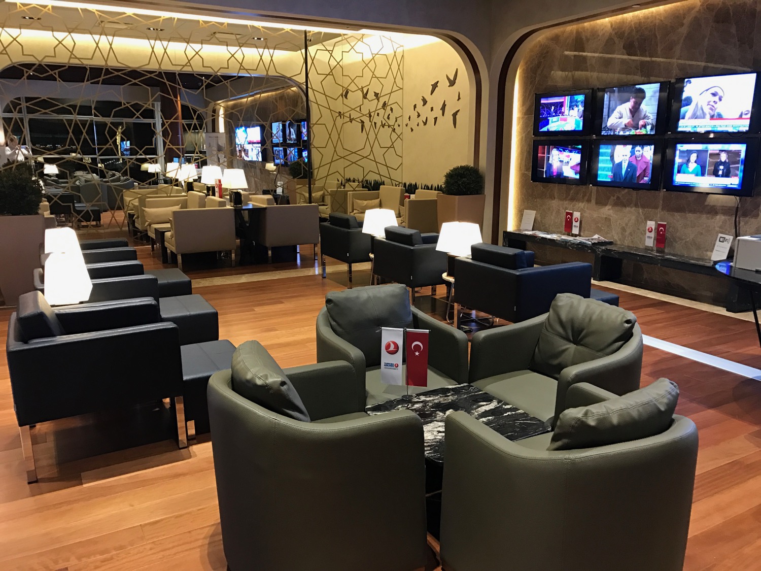 Turkish airlines lounge. Turkish Airlines бизнес зал. Вип лаунж Внуково. Зал приорити пасс Стамбул. Аэропорт Самарканд priority Pass.