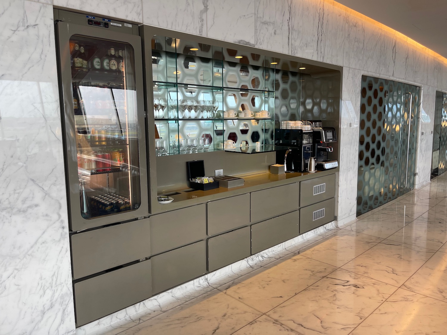 Review Qantas International First Lounge Sydney