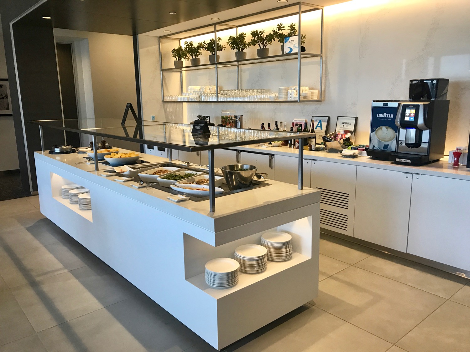 First Look: New LAX T6 Air Canada Maple Leaf Lounge - Live and 