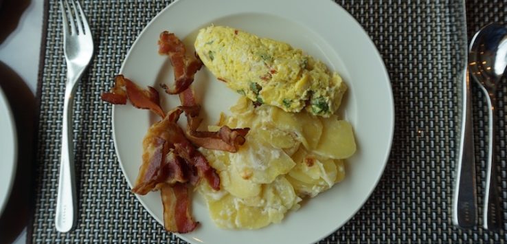 Omelet, bacon and potatoes