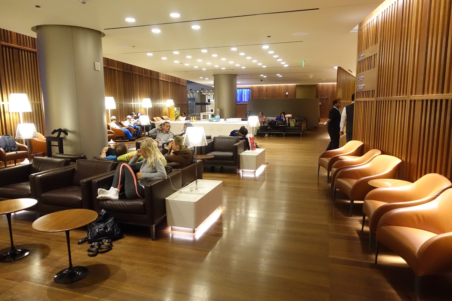 Бизнес залы аль мактум. Oryx бизнес зал Доха. Аэропорт Хамад Доха лаунж зона. Орикс лаундж. Доха аэропорт Lounge Oryx.