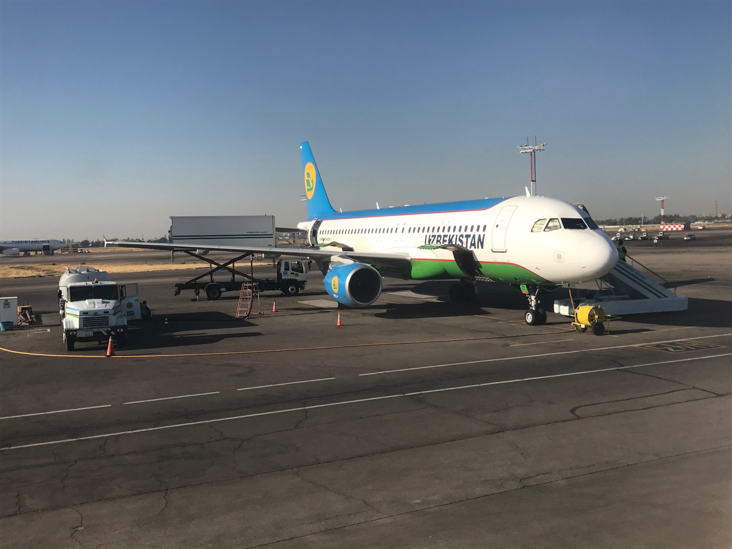 Об хаво кукон. A320 Uzbekistan Airways. A320neo Uzbekistan Airways. Airbus a321 Uzbekistan Airways. Аэробус а321 Нео Uzbekistan Airways.