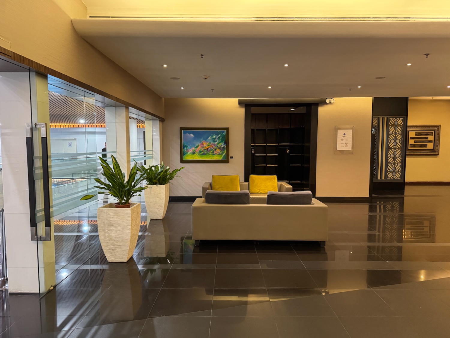 a room with a couch and plants in front of it