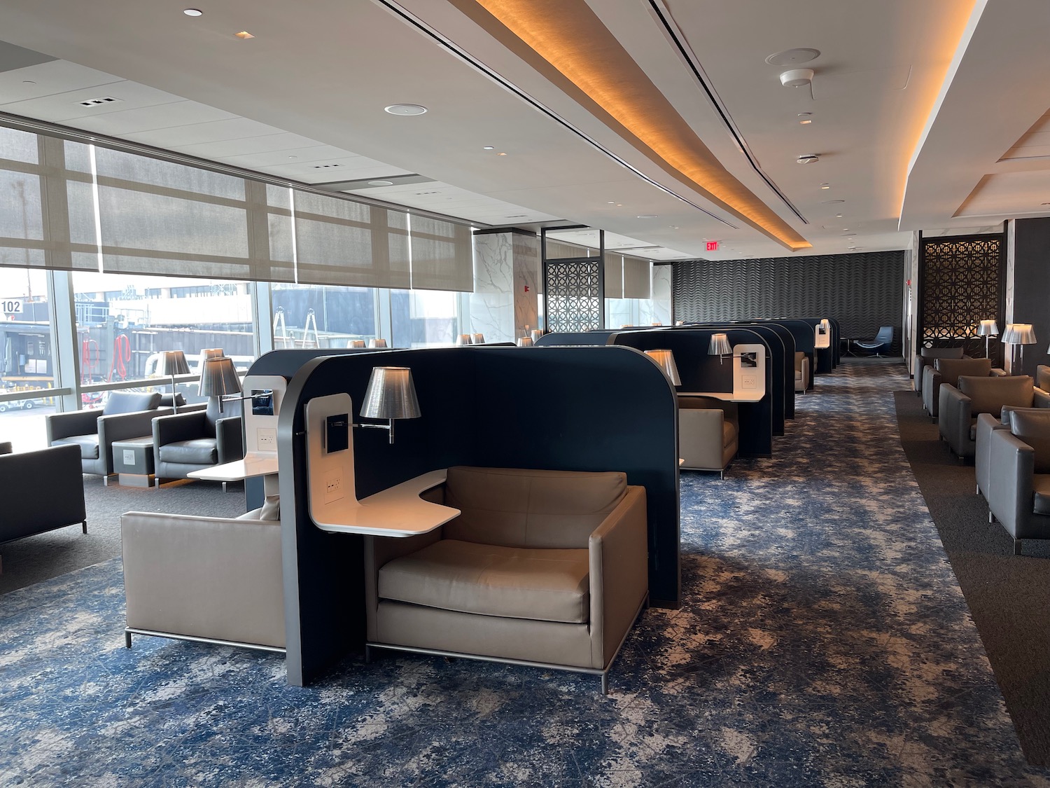 Review: United Polaris Lounge Newark (EWR) - Live and Let's Fly