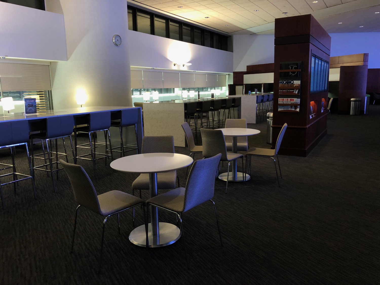 Review United Club Newark (EWR) Live and Let's Fly
