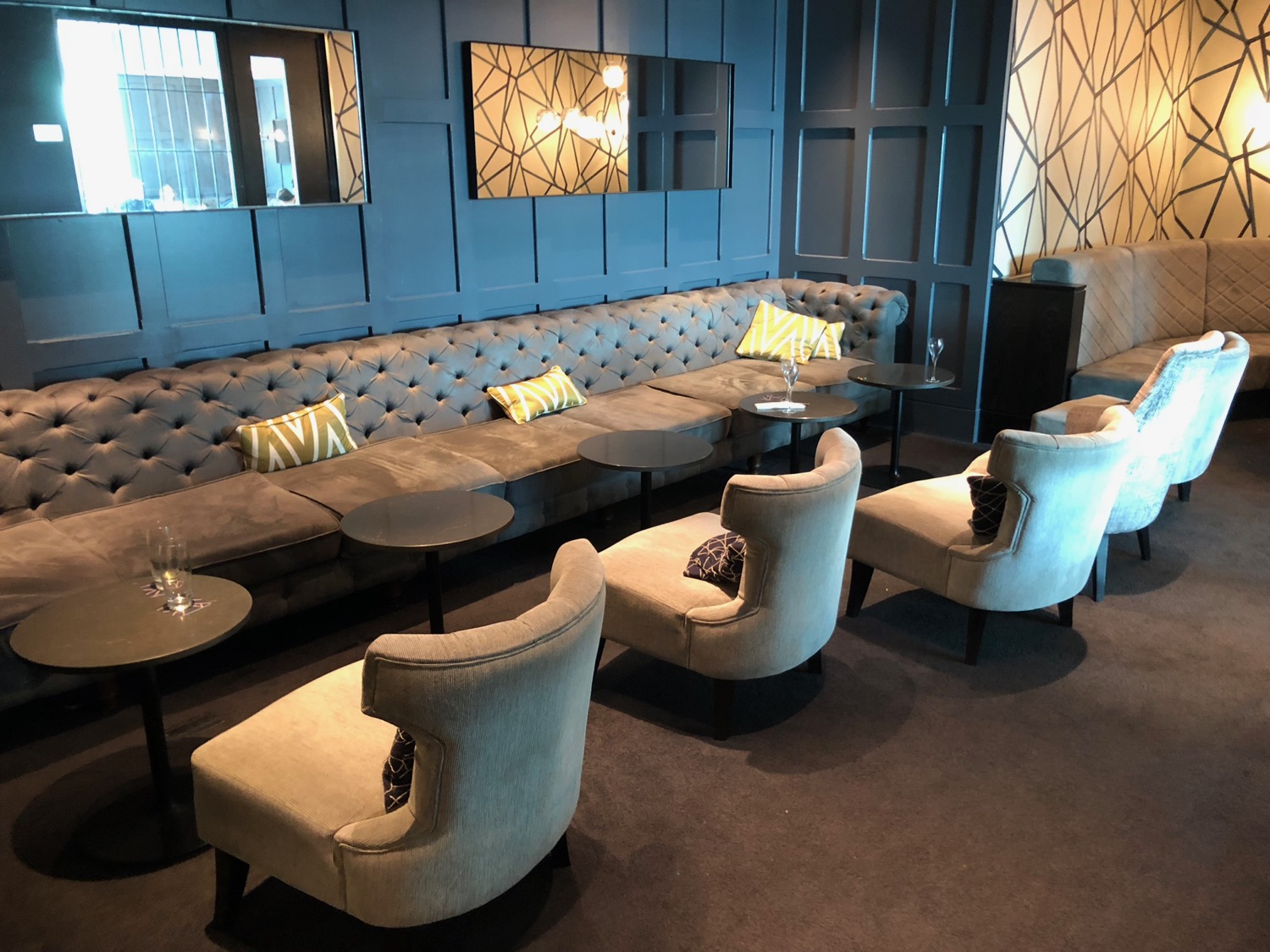 Review No1 Lounge London Gatwick (LGW South Terminal) Live and Let's Fly