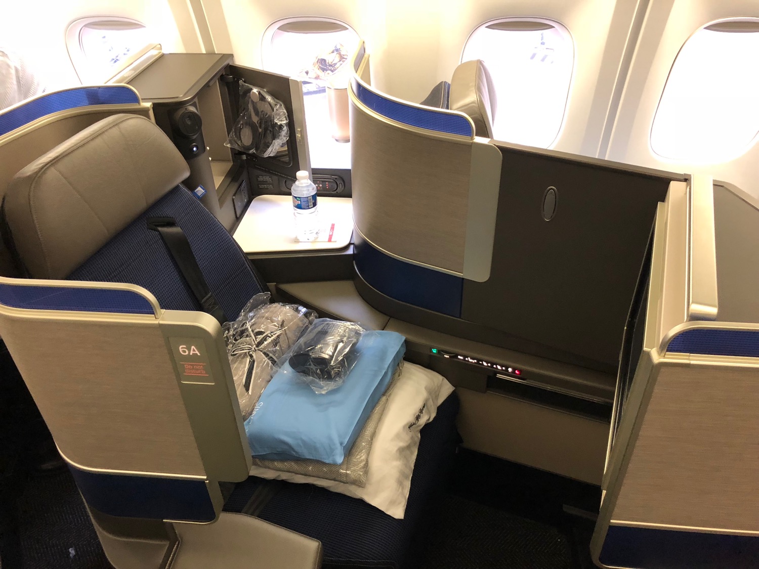 First Impressions: United Boeing 767-300 Polaris Class - Live and Let's Fly