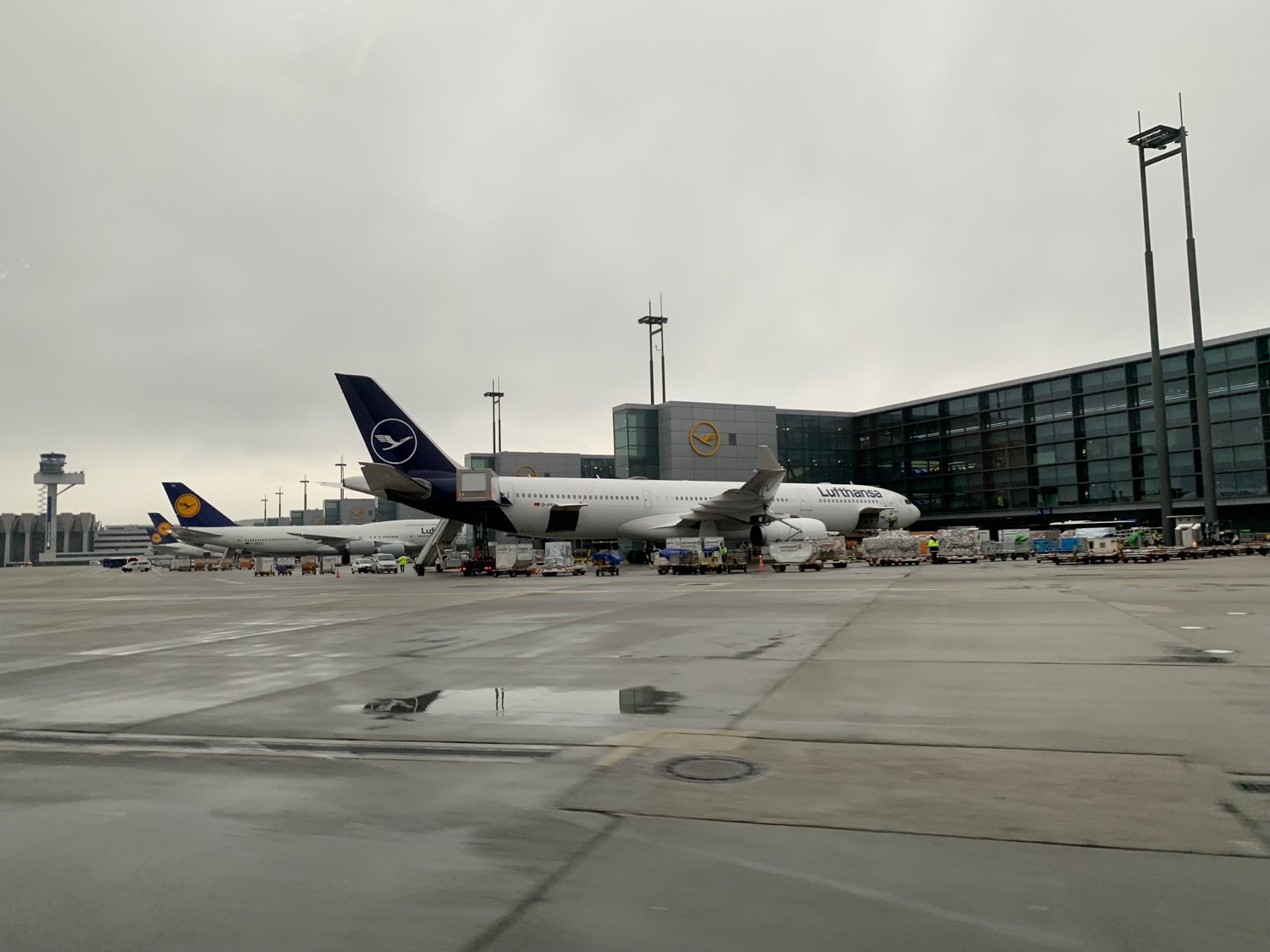 Review Lufthansa A340 600 First Class Frankfurt To San Francisco Live And Lets Fly