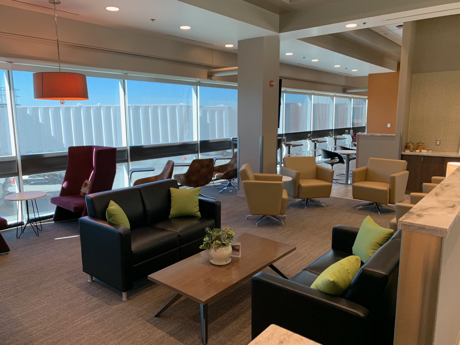 A Superb Southern California Airport Lounge - Live and Let's Fly