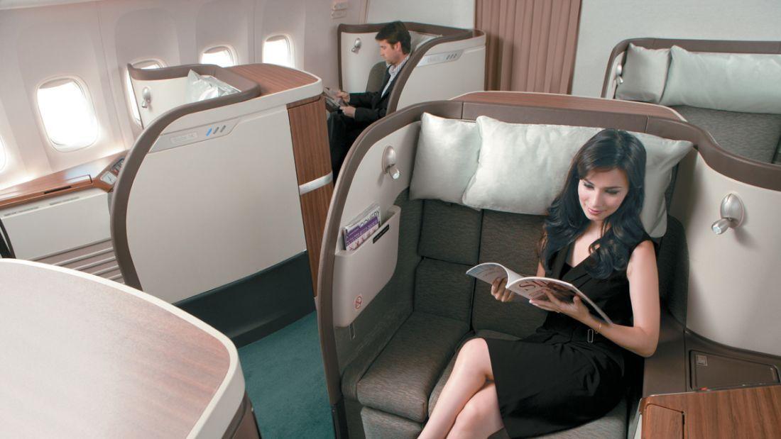 First class plus. Самолет Cathay Pacific 1 класс. Cathay Pacific Airways бизнес класс. Cathay Pacific стюардессы. Бизнес класс в самолете Cathay Pacific.