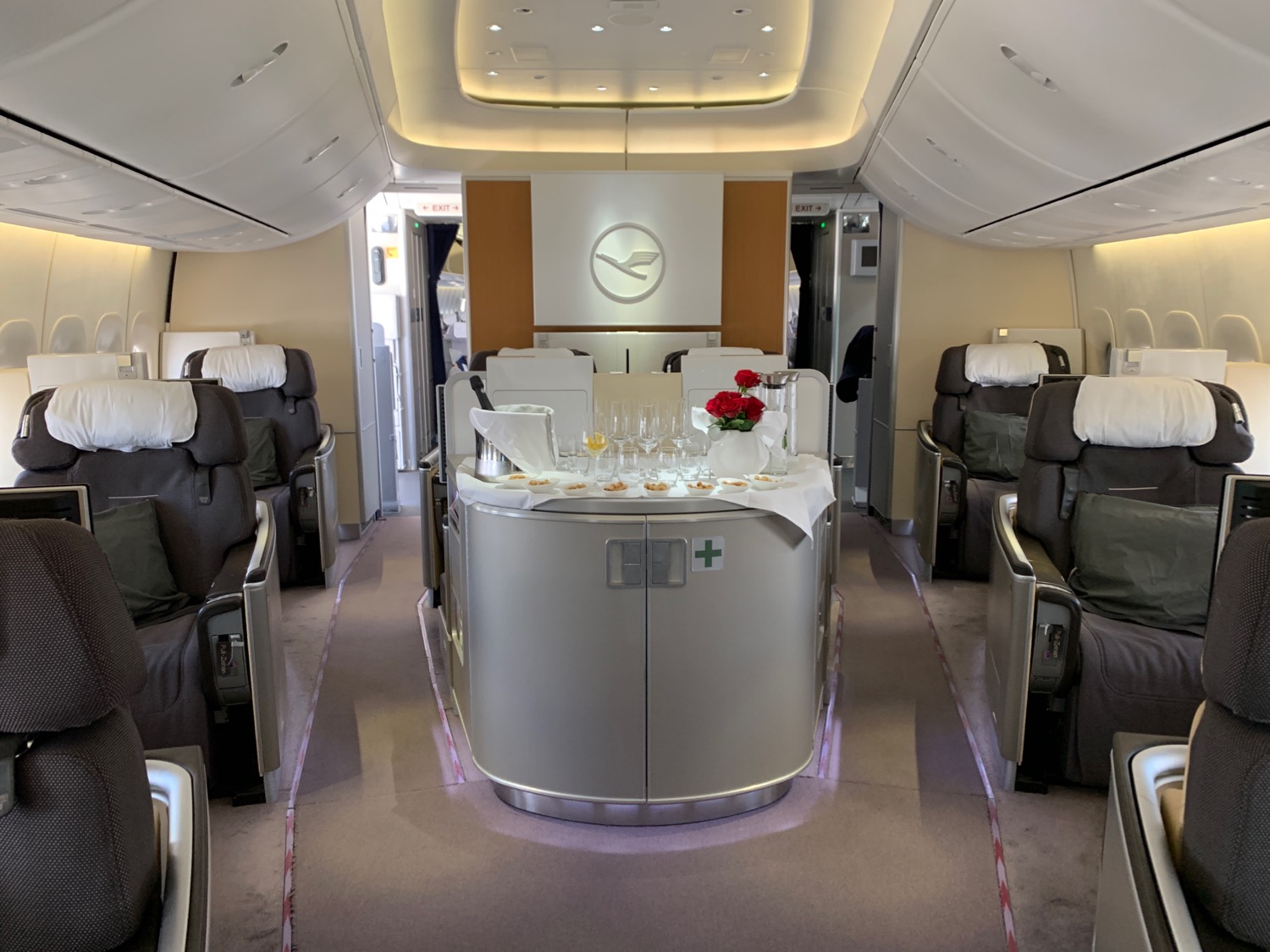 Review Lufthansa 747 8 First Class Frankfurt To Los Angeles Live And Let S Fly