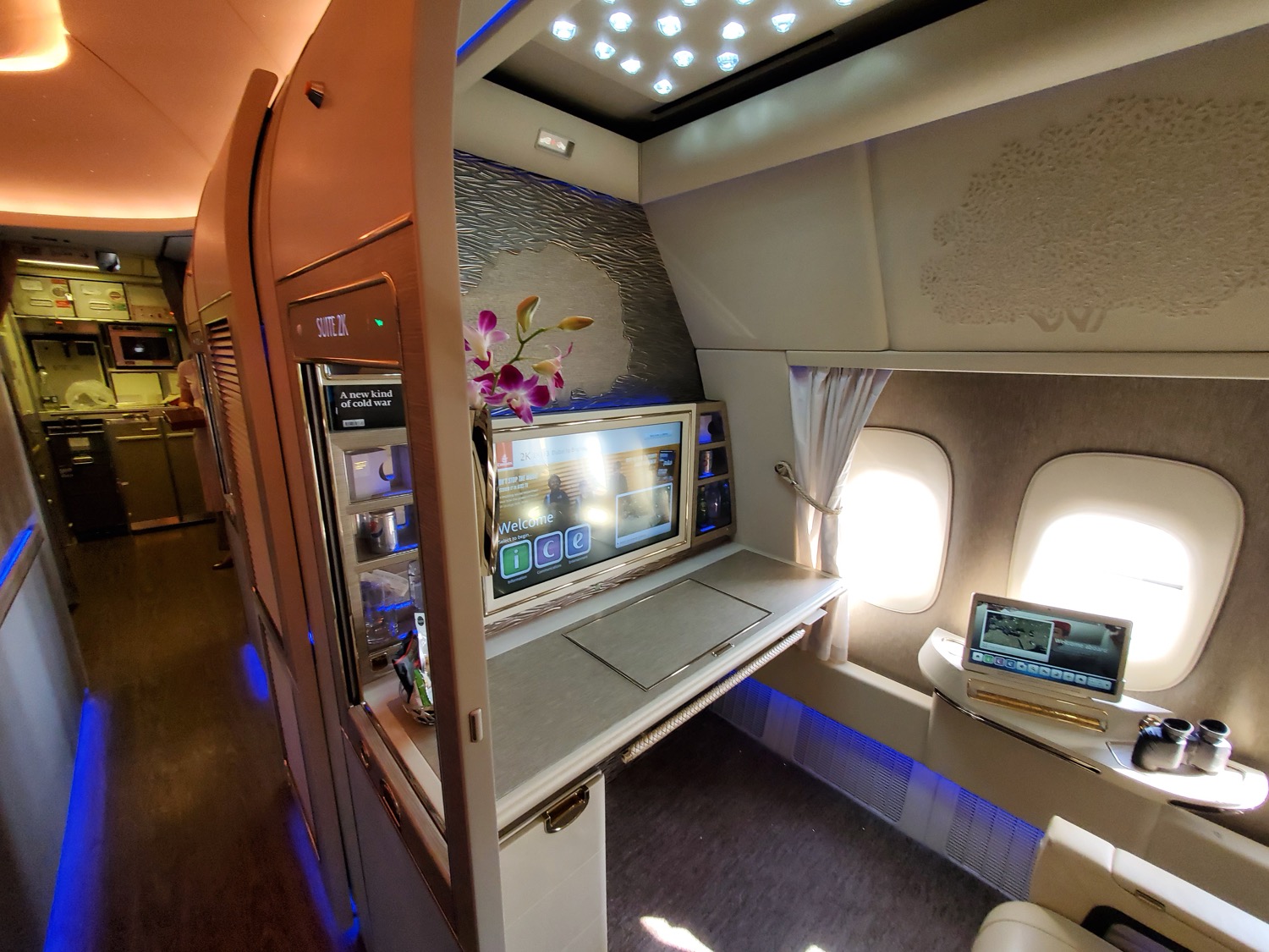 Best first class. Emirates 777-300er first class. Emirates 777-300er first class Suite. Первый класс Боинг 777 Эмирейтс. Boeing 777-300er Emirates первый класс.