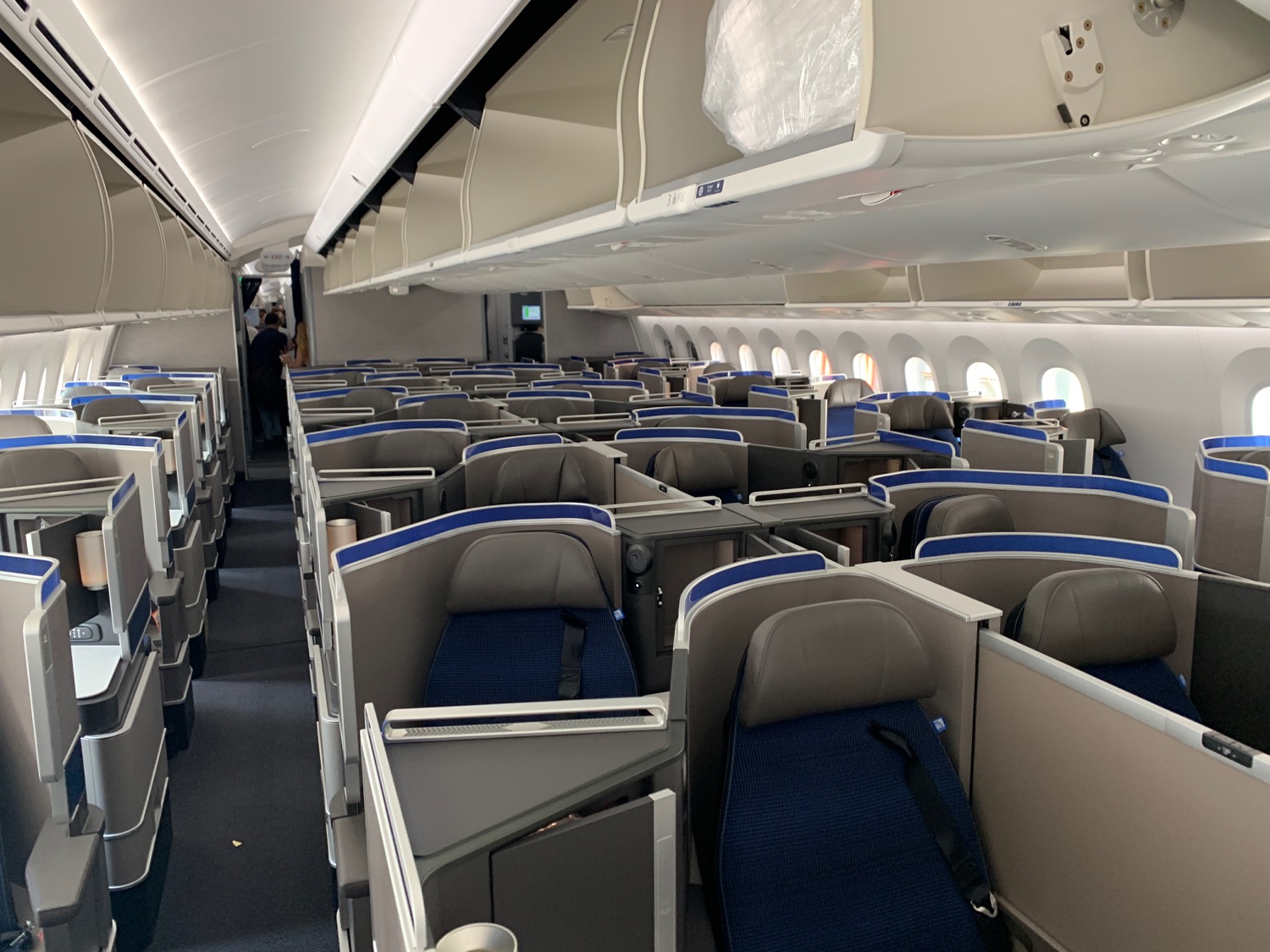 First Impressions Of United 787-10 Dreamliner Polaris Class - Live and ...