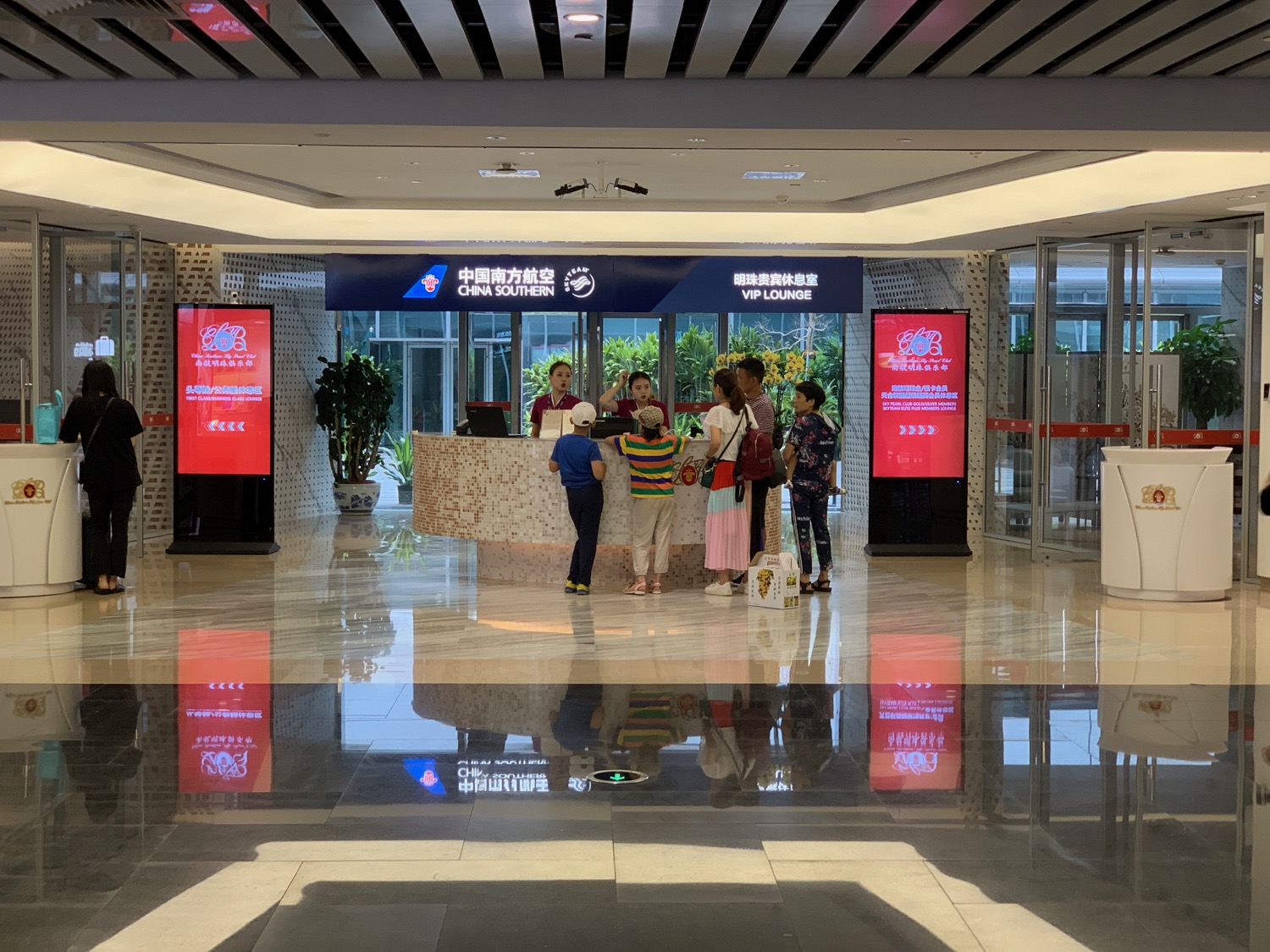 Review: China Southern Lounge Guangzhou (CAN) - Live and Let's Fly