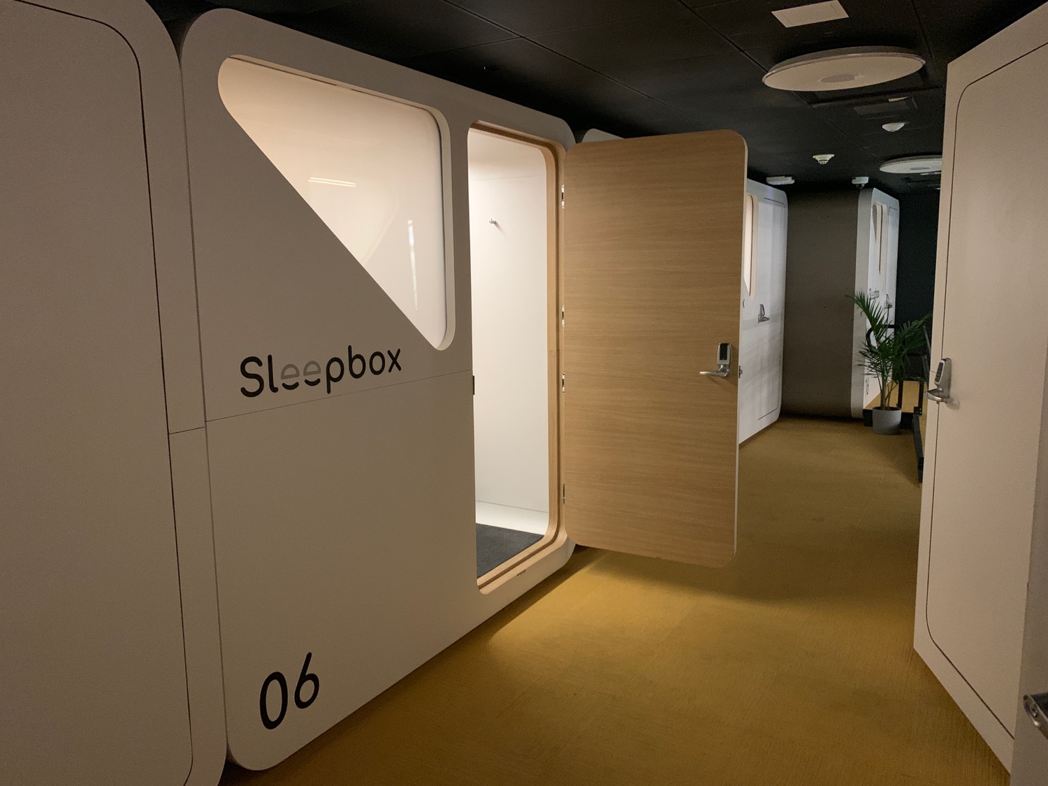 Review Sleepbox Lounge Washington Dulles (IAD) Live and Let's Fly