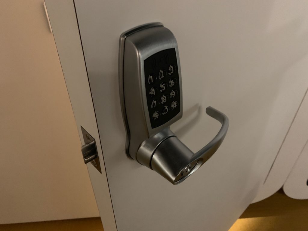 Review Sleepbox Lounge Washington Dulles (IAD) Live and Let's Fly