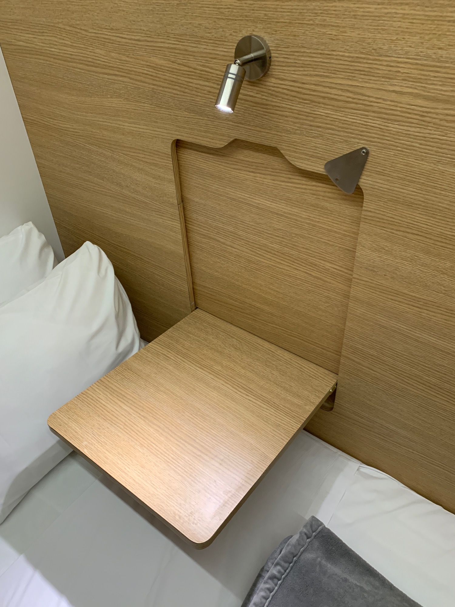 Review Sleepbox Lounge Washington Dulles (IAD) Live and Let's Fly