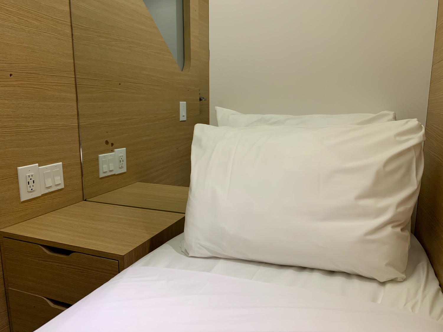 Review Sleepbox Lounge Washington Dulles (IAD) Live and Let's Fly