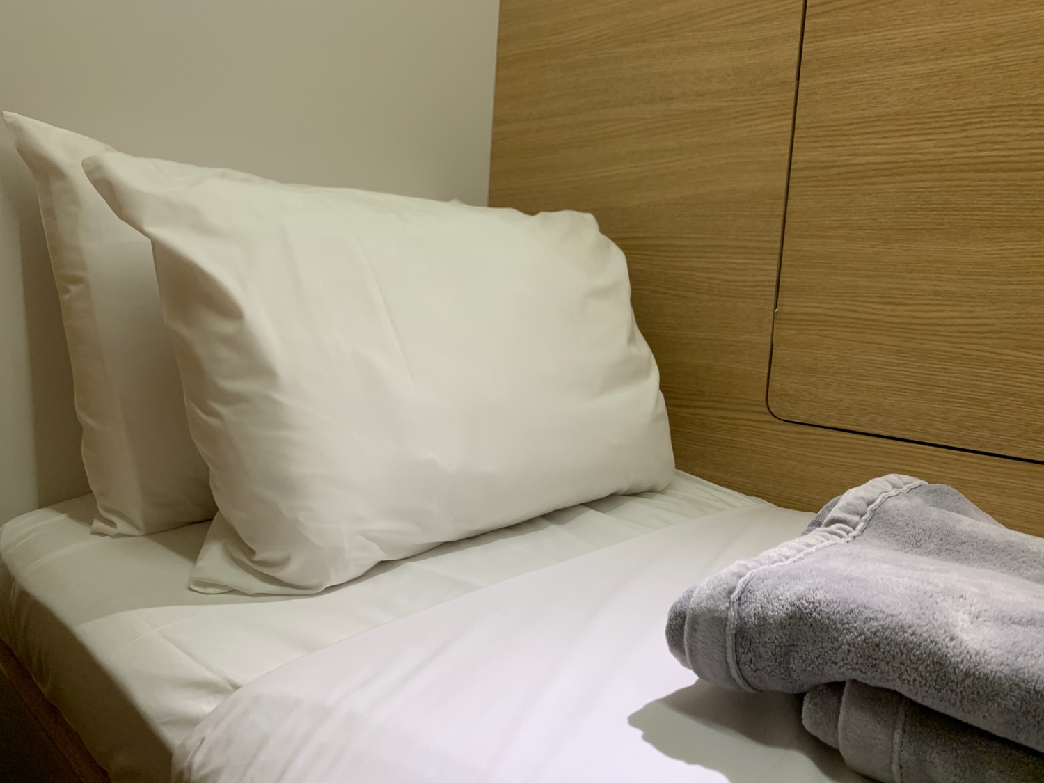 Review Sleepbox Lounge Washington Dulles (IAD) Live and Let's Fly