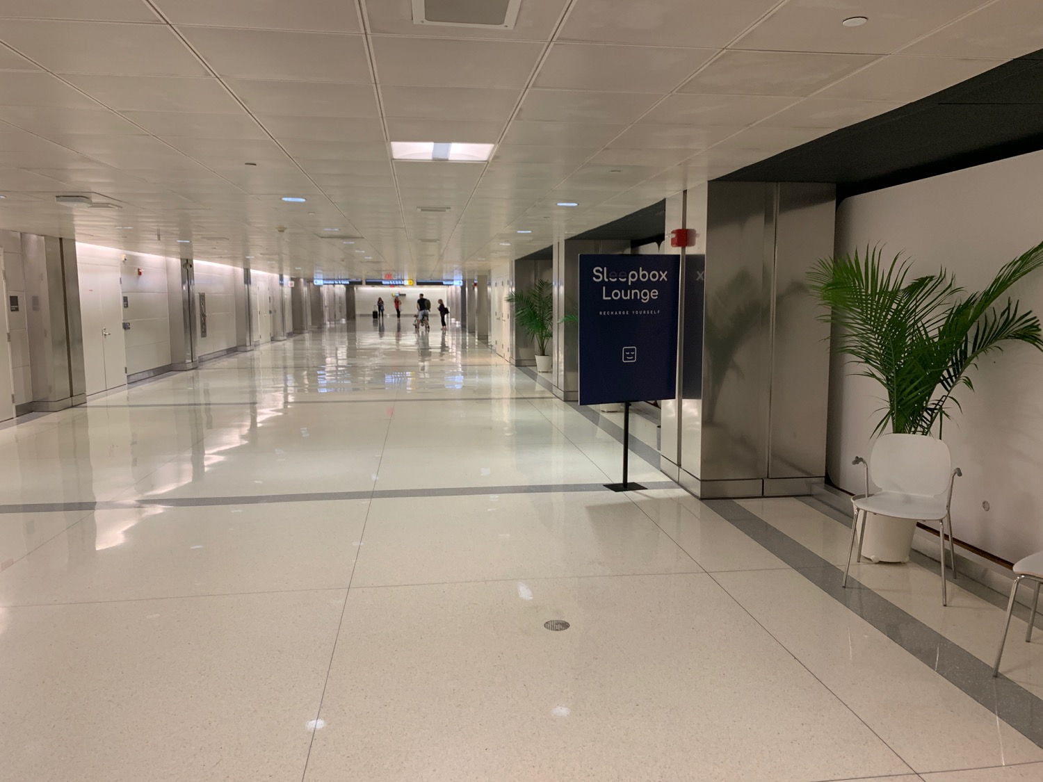 Review Sleepbox Lounge Washington Dulles (IAD) Live and Let's Fly