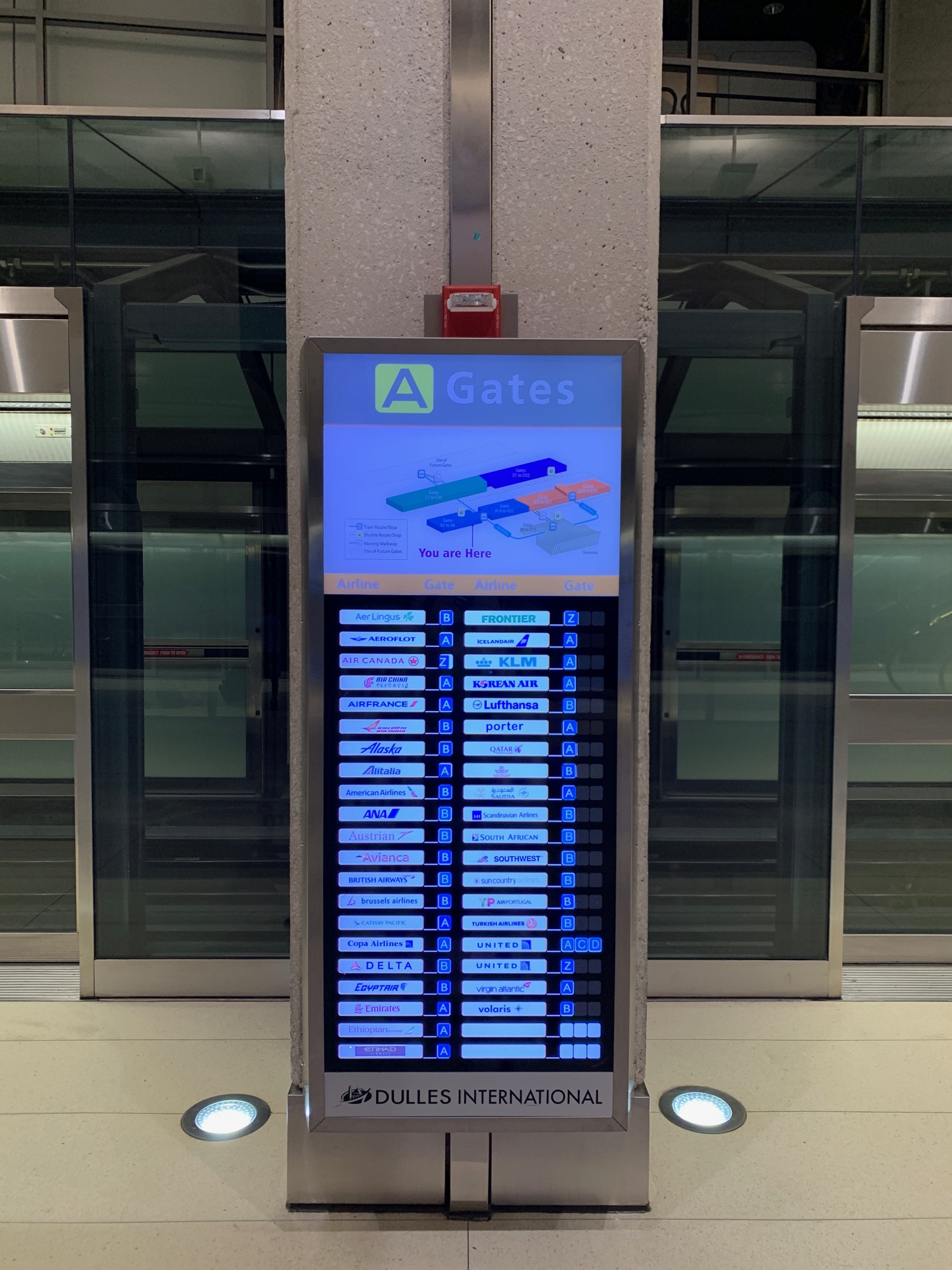 Review Sleepbox Lounge Washington Dulles (IAD) Live and Let's Fly