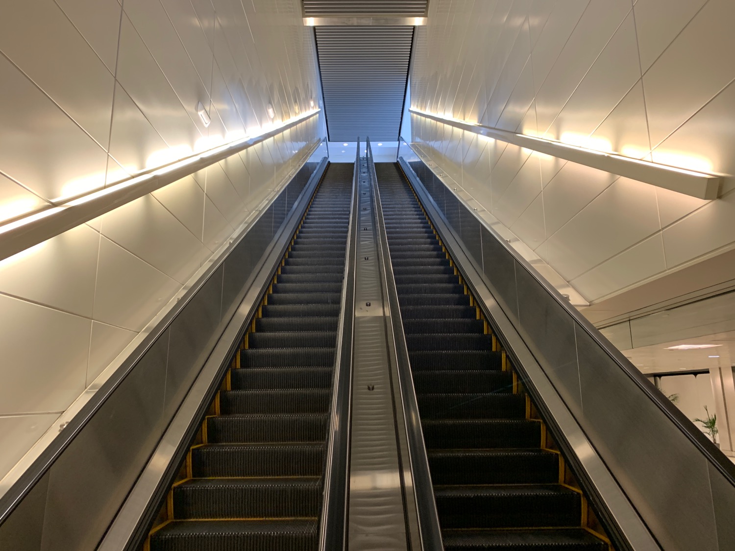 Review Sleepbox Lounge Washington Dulles (IAD) Live and Let's Fly