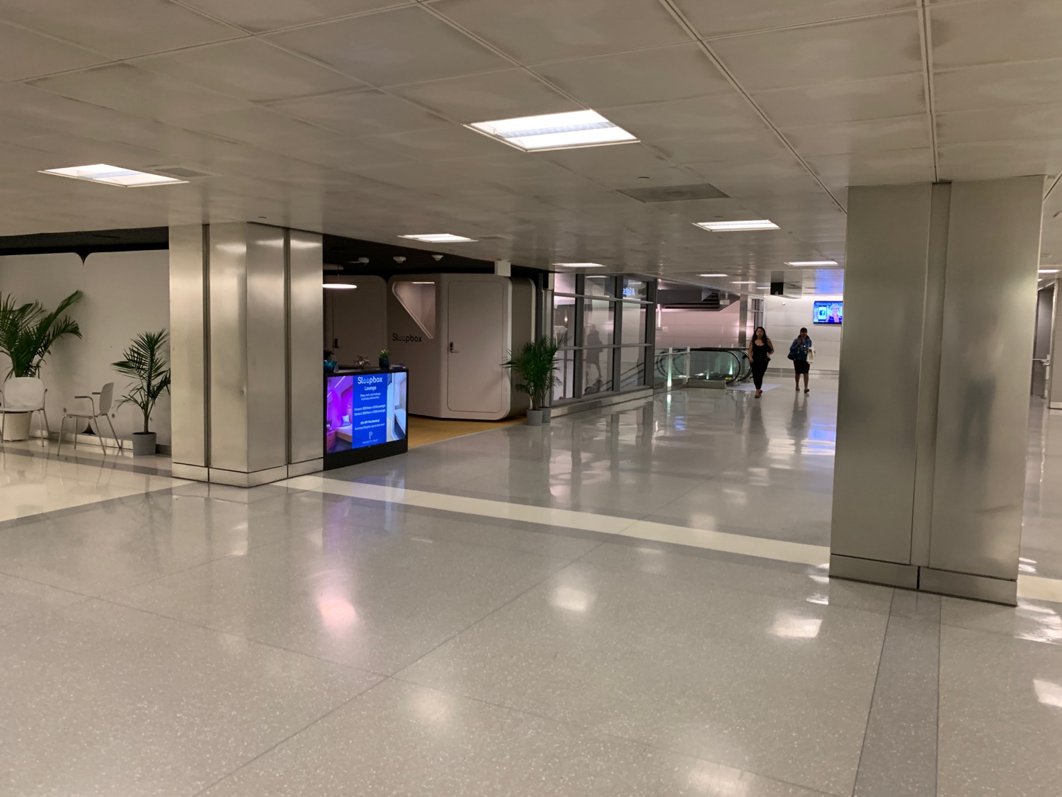 Review Sleepbox Lounge Washington Dulles (IAD) Live and Let's Fly