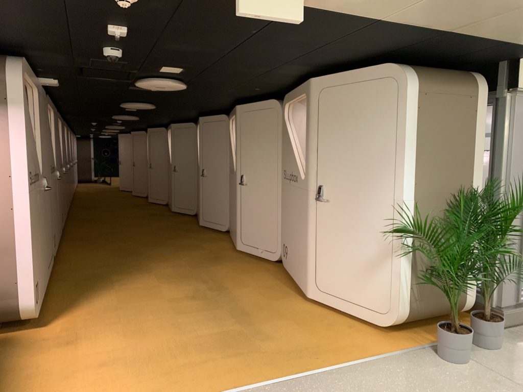 Review Sleepbox Lounge Washington Dulles (IAD) Live and Let's Fly