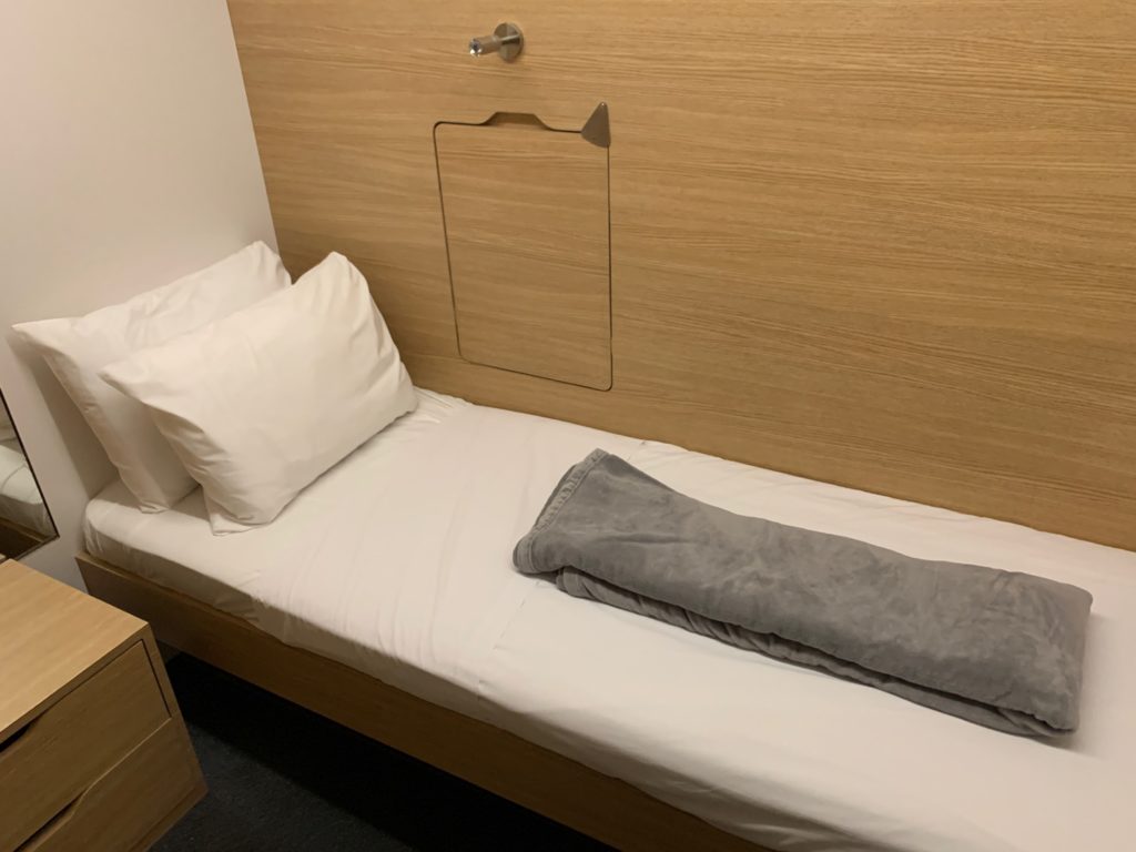 Review Sleepbox Lounge Washington Dulles (IAD) Live and Let's Fly