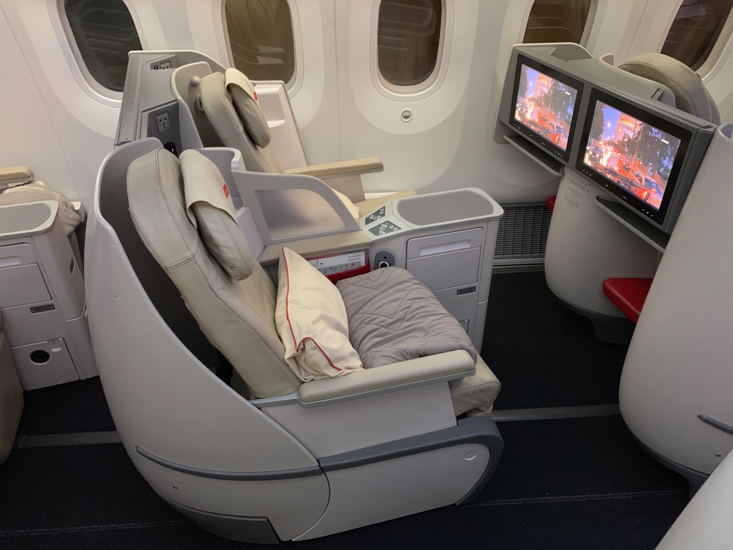 Review: Royal Jordanian 787 Business Class - Live and Let's Fly
