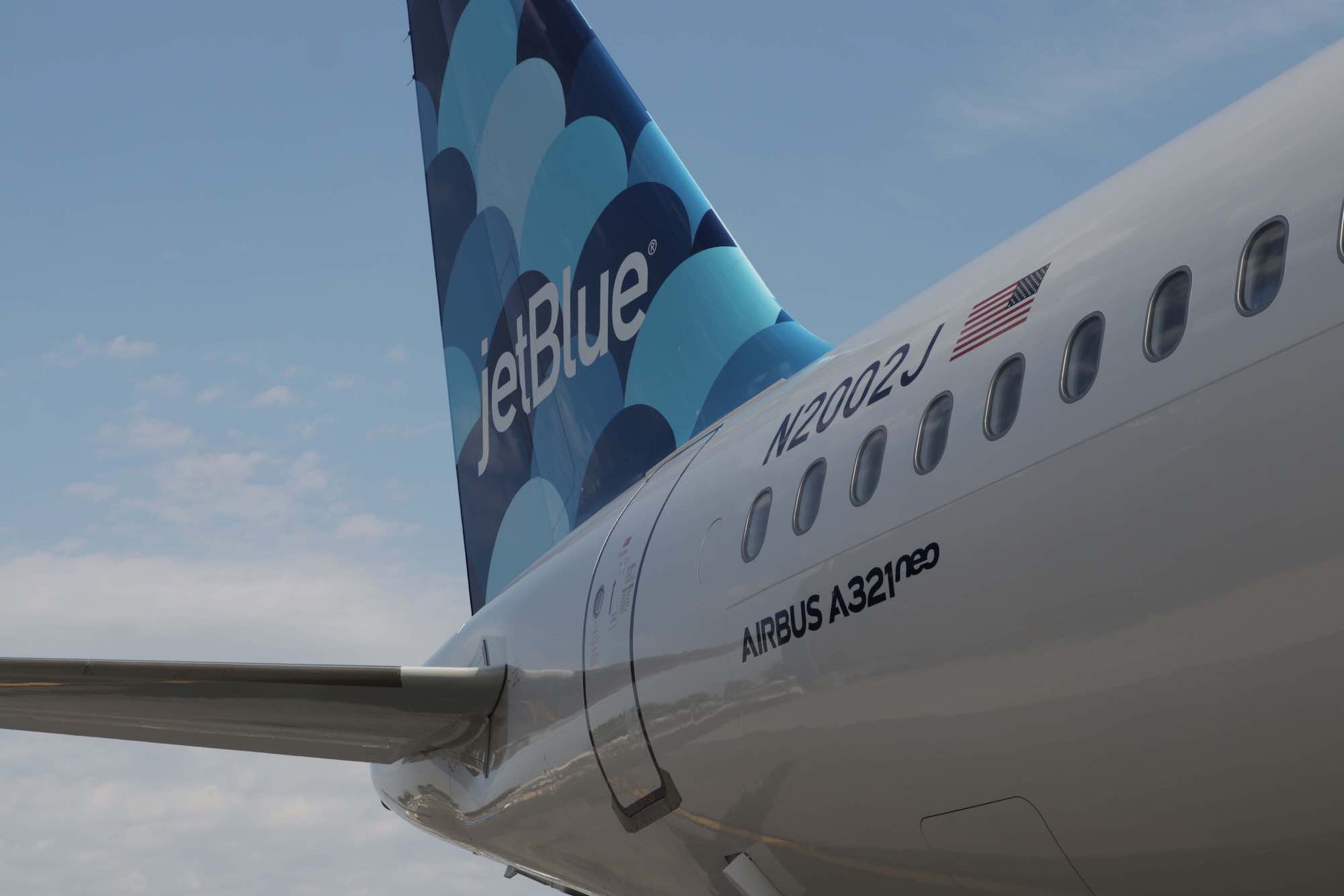 JetBlue's Innovative New A321neo Cabin Interior - Live and Let's Fly