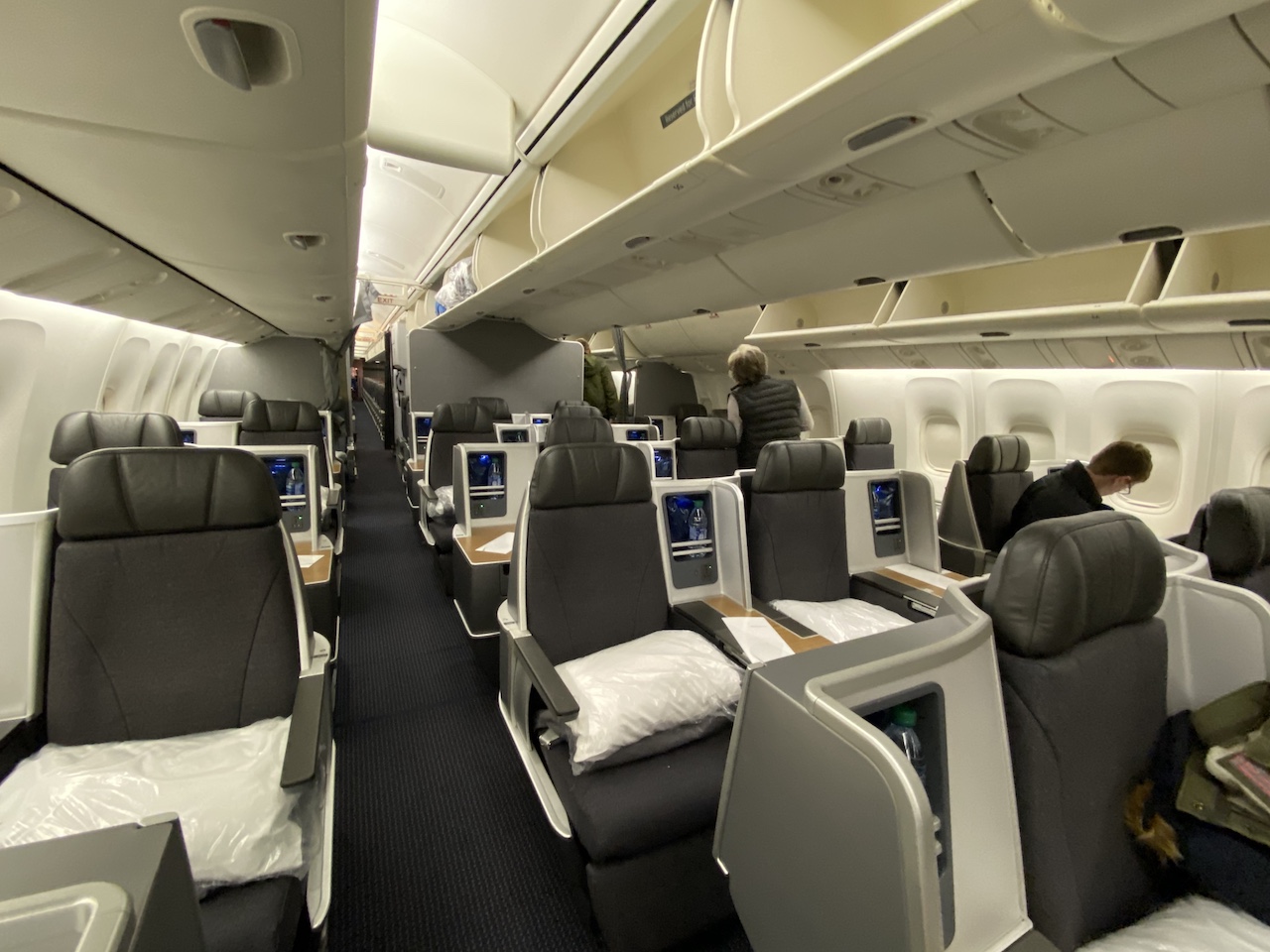 Бизнес 300. Boeing 767 Business class. Boeing 767‑300 бизнес. Боинг 767 300 бизнес класс. АИР Астана Боинг 767 Business class.