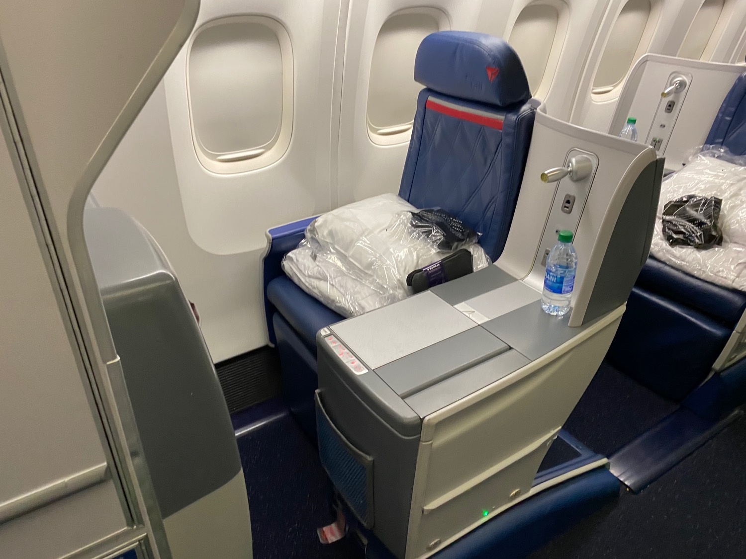 Review: Delta 767-300 Business Class Los Angeles To New York - Live and ...