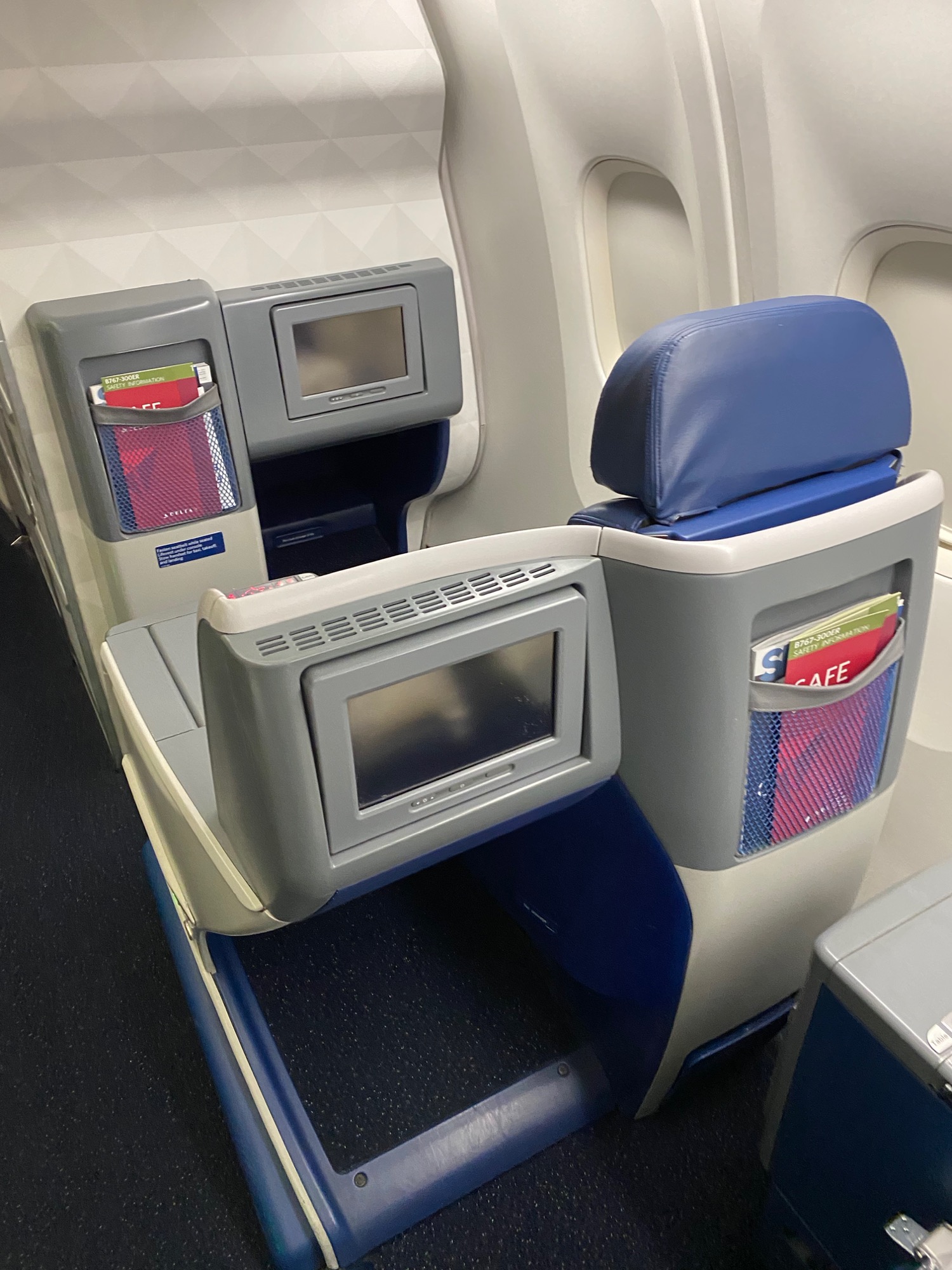 Review Delta 767 300 Business Class Los Angeles To New York Live And Lets Fly 