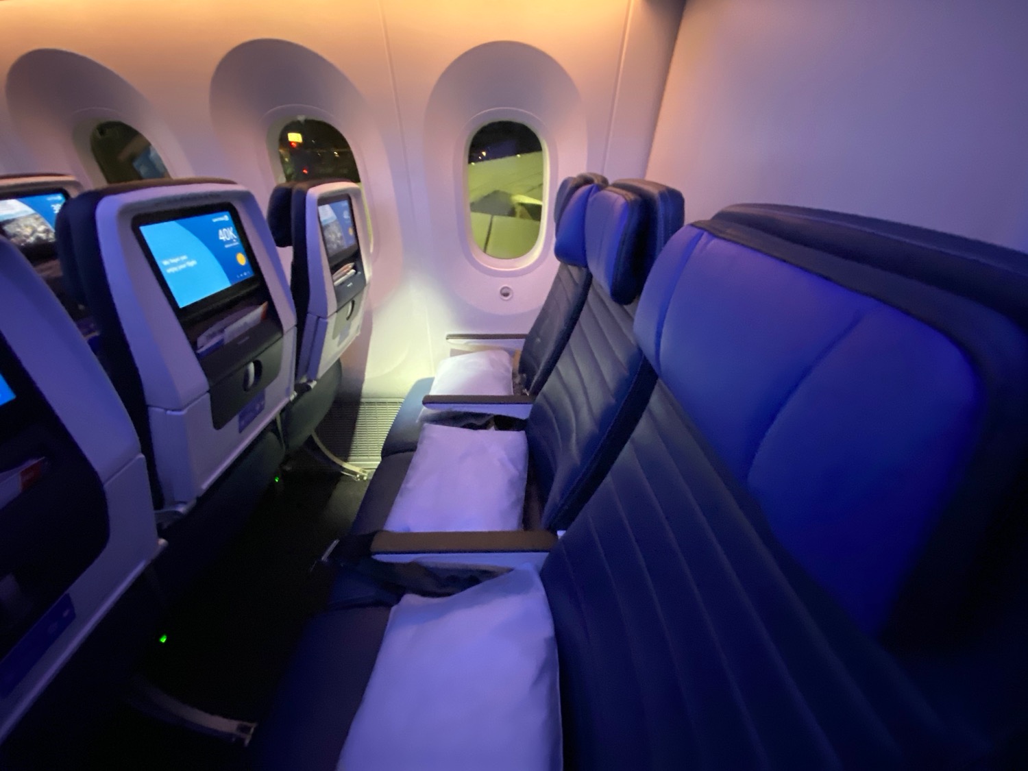 Review: United Airlines 787-10 Economy Class - Live And Let's Fly