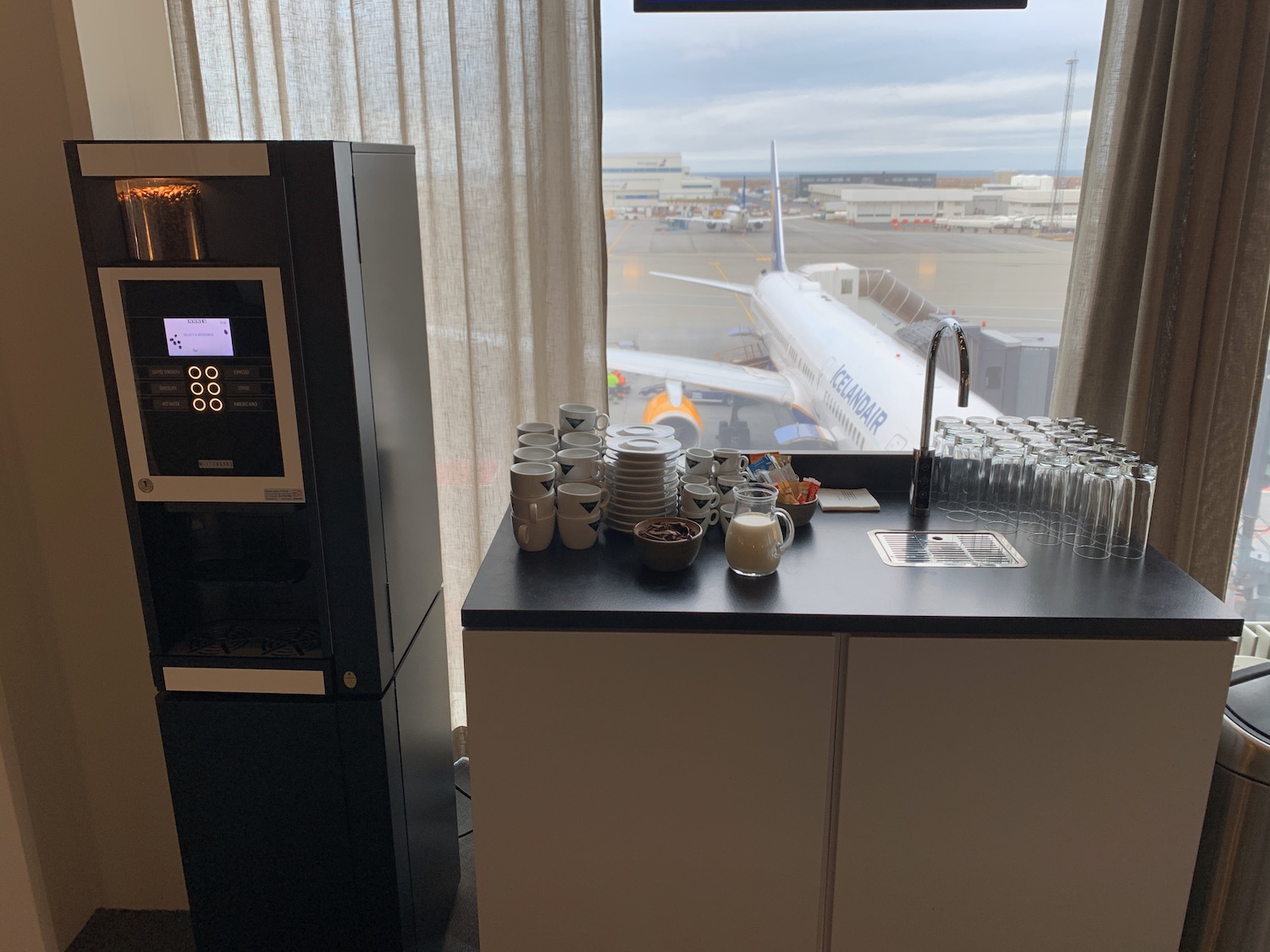 Review Icelandair Saga Lounge Keflavík (KEF) Live and Let's Fly