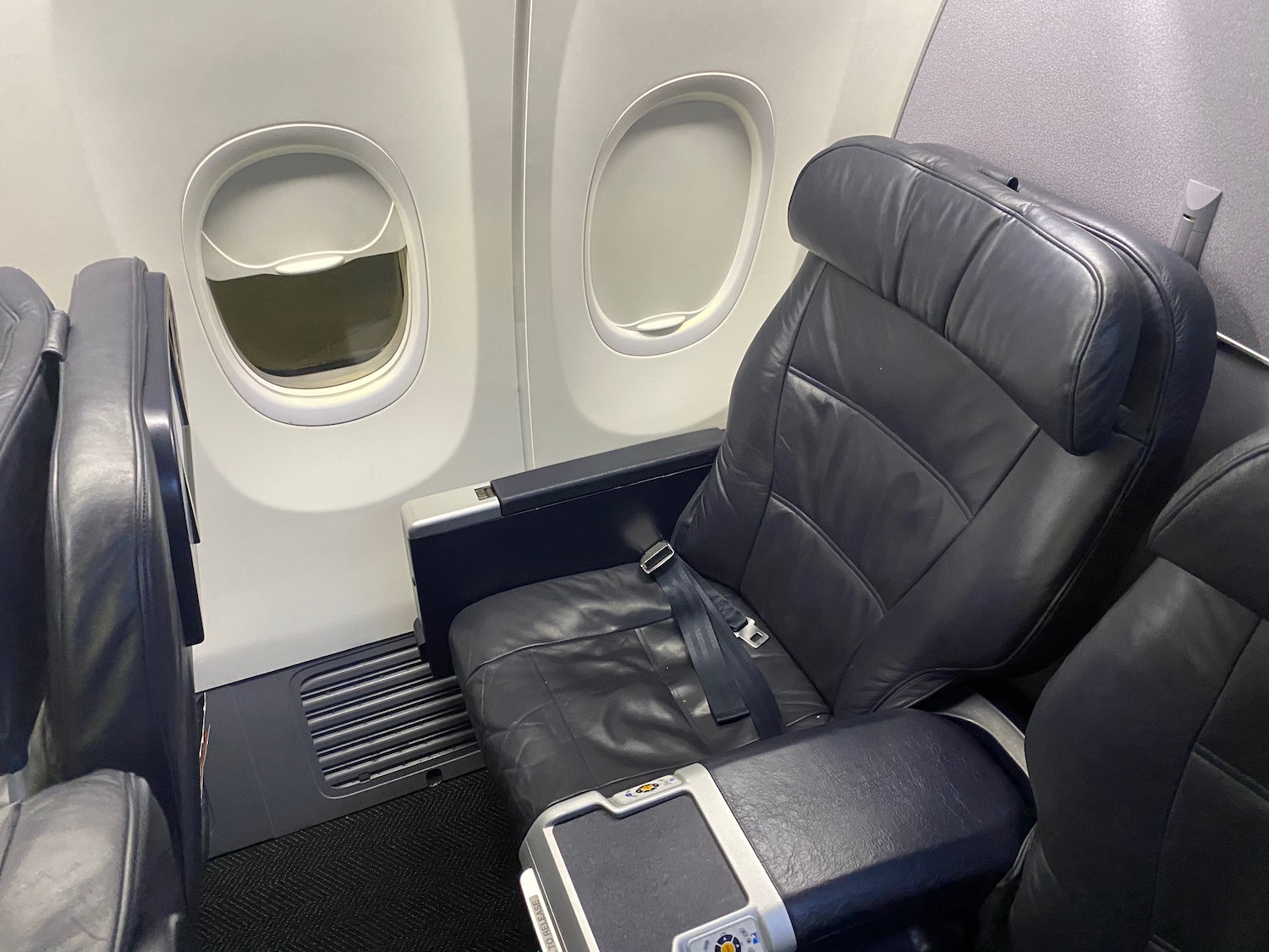 Review: United Airlines 737-900 First Class - Live and Let's Fly