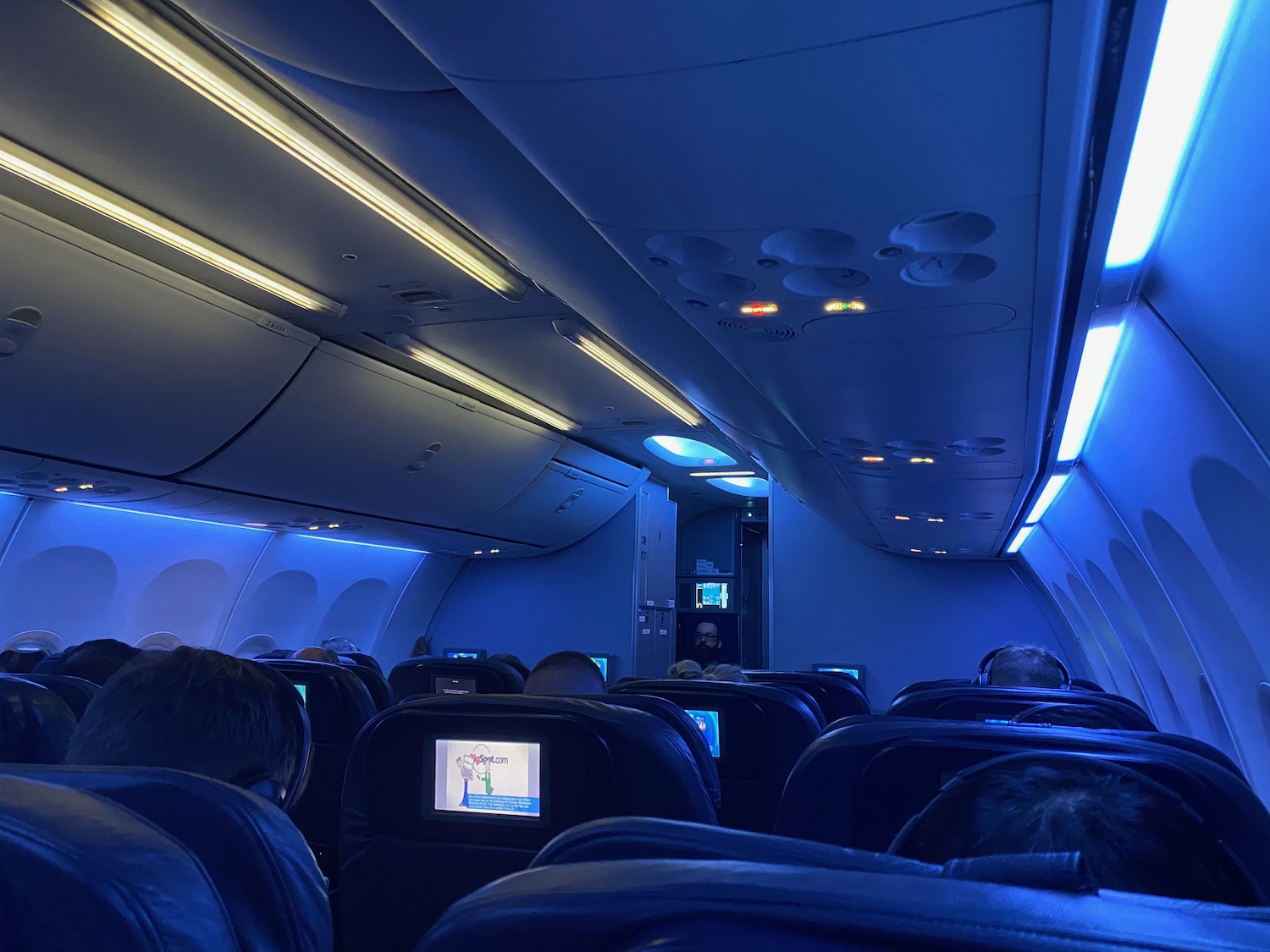 Review: United Airlines 737-900 First Class - Live and Let's Fly