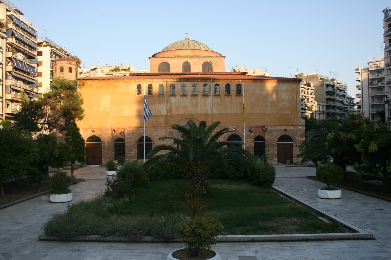 Hagia Sophia, Thessaloniki with a dome and a flag in the middle of it