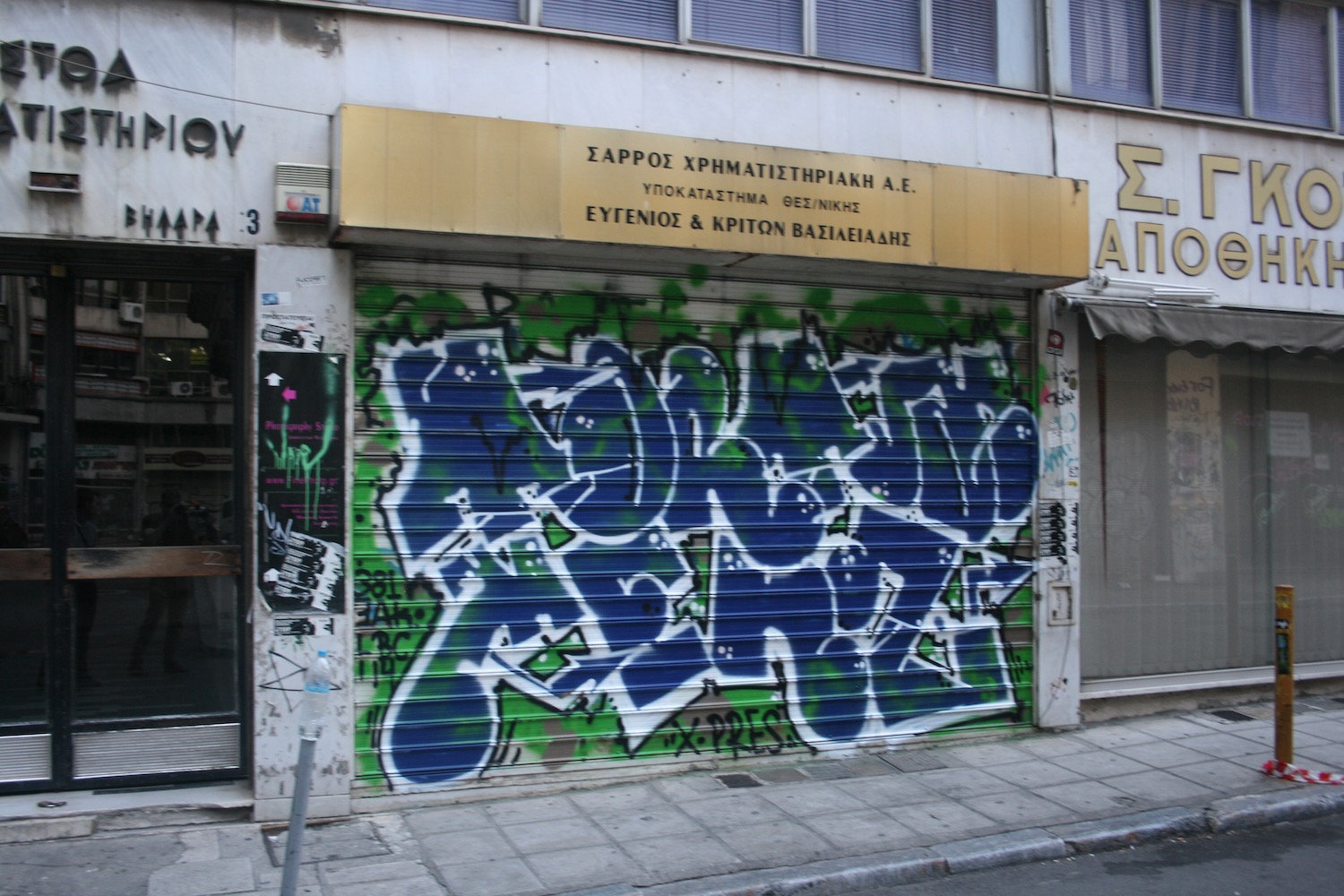 a graffiti on a building