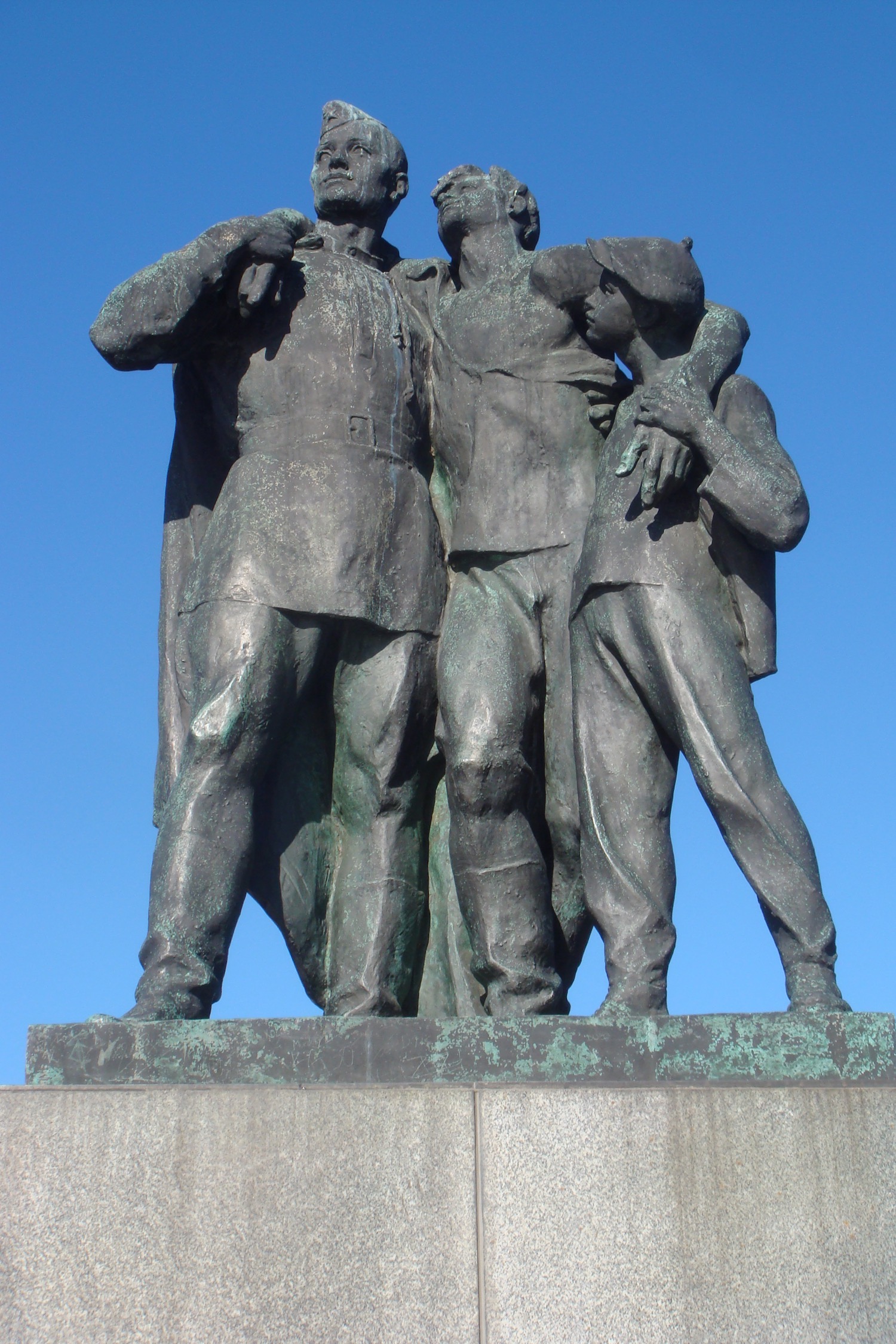 a statue of a group of people