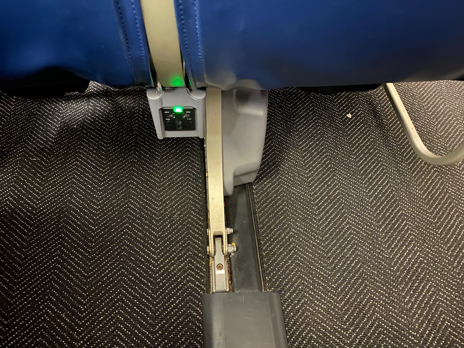 a seat belt with a green light