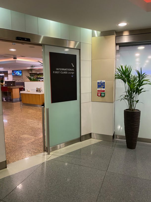 Review: American Airlines International First Class Lounge London (LHR ...