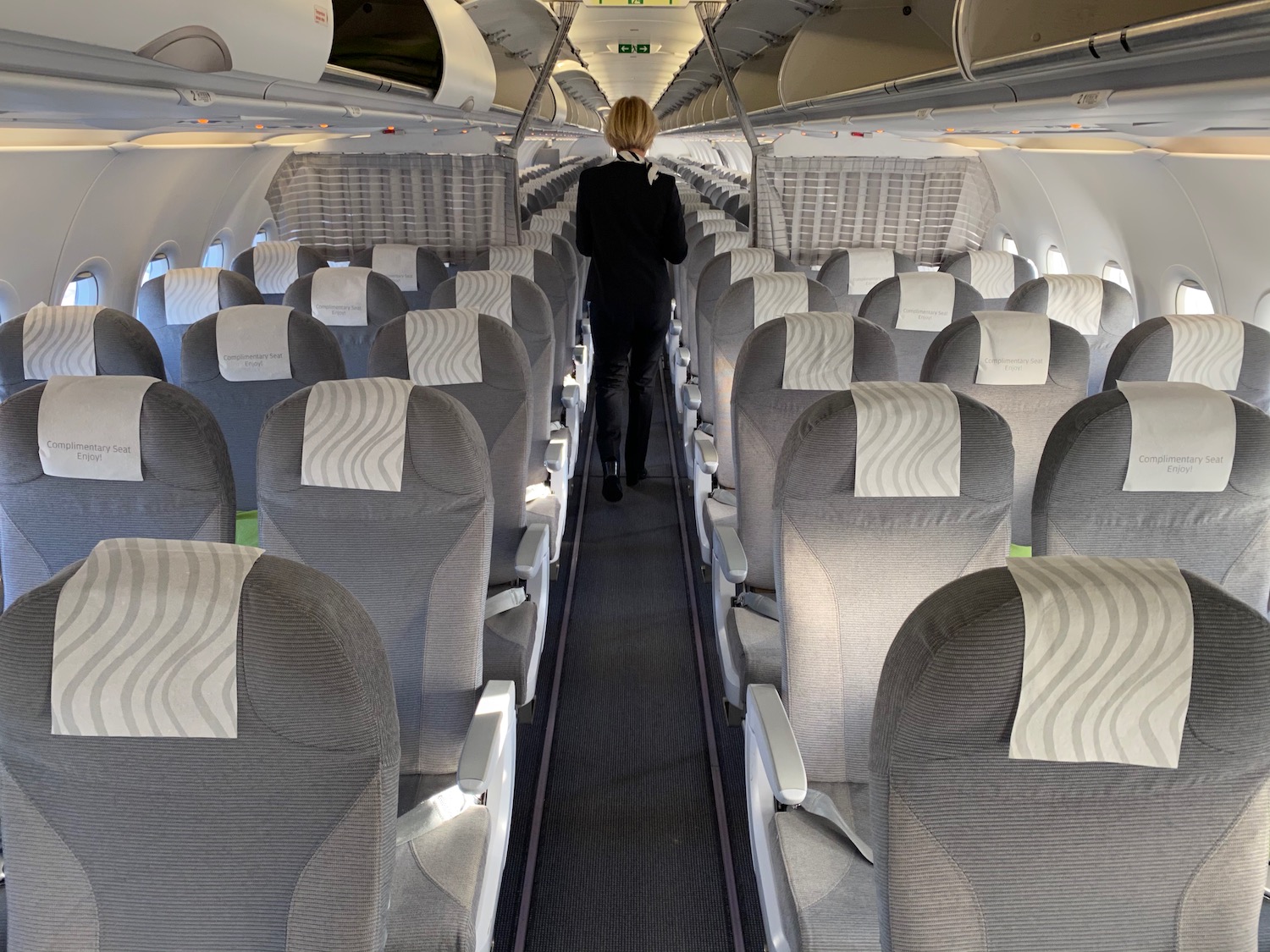 Airbus a321 расстояние между креслами - фото