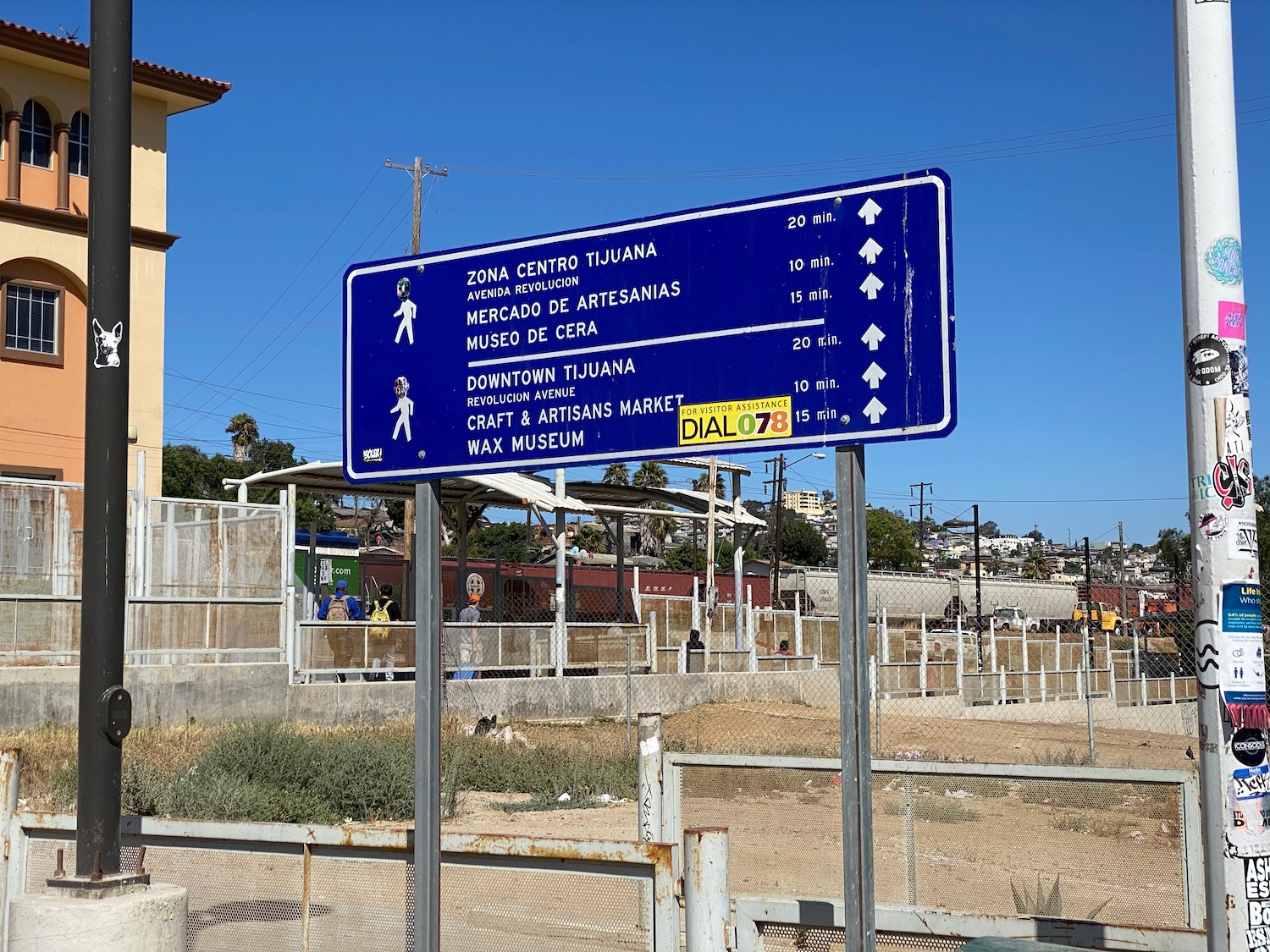 a blue sign with white arrows