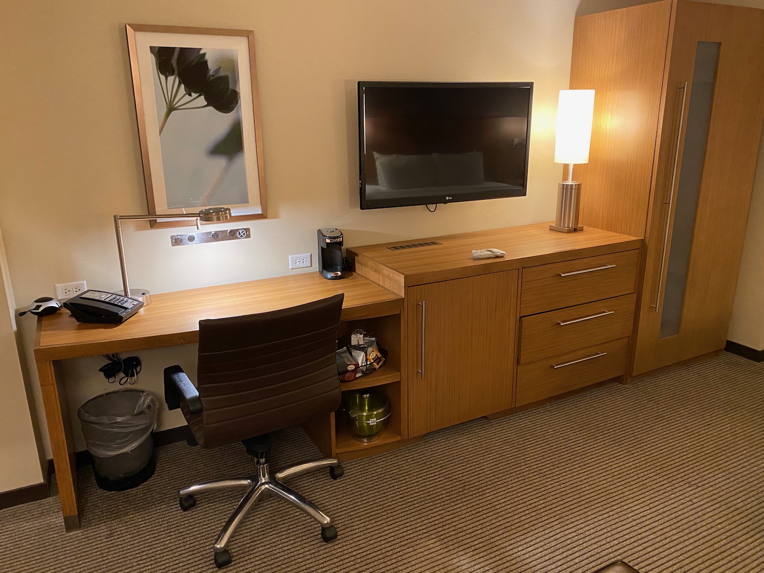 a desk with a tv and a chair in a room