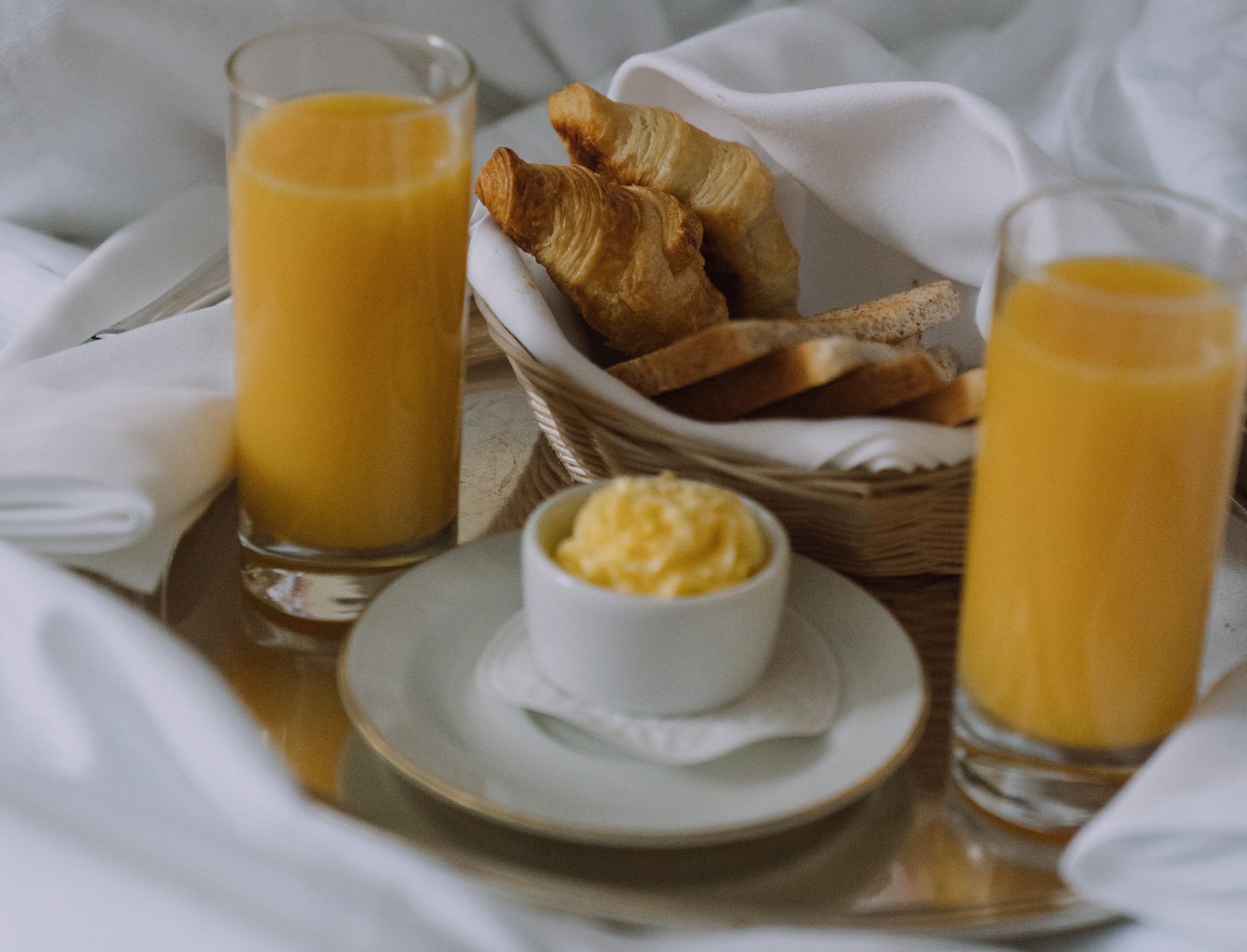 a tray with food and juice on it