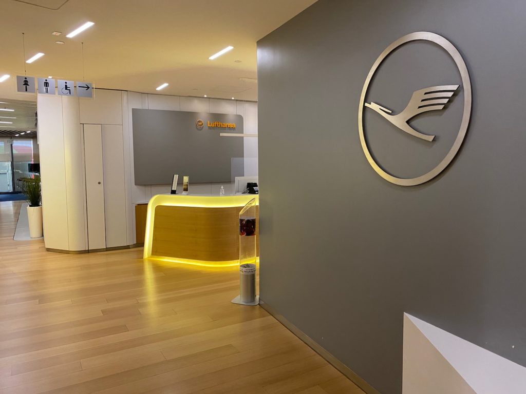 Review Lufthansa Lounge Newark (EWR) Live and Let's Fly